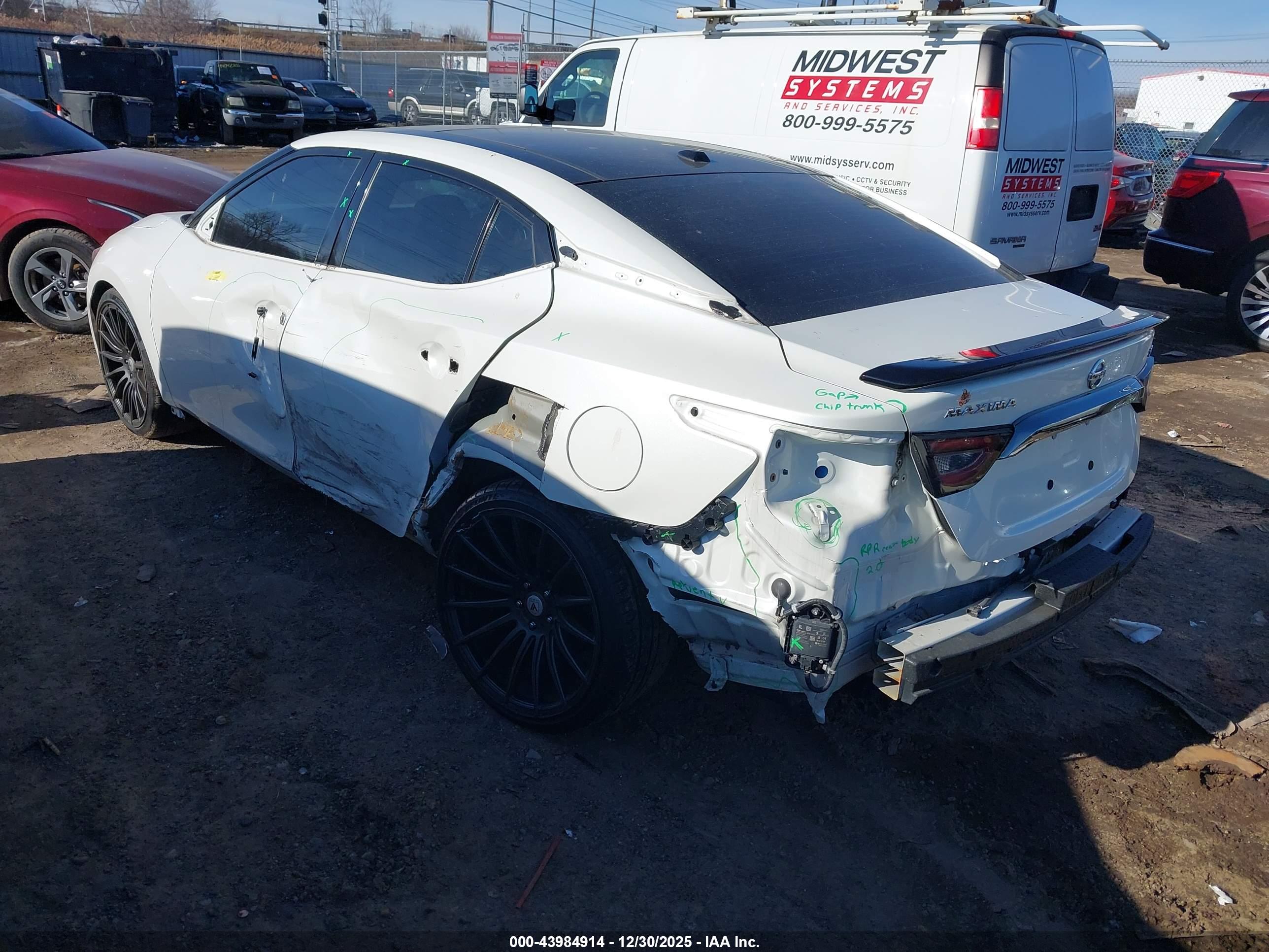 NISSAN MAXIMA image 3