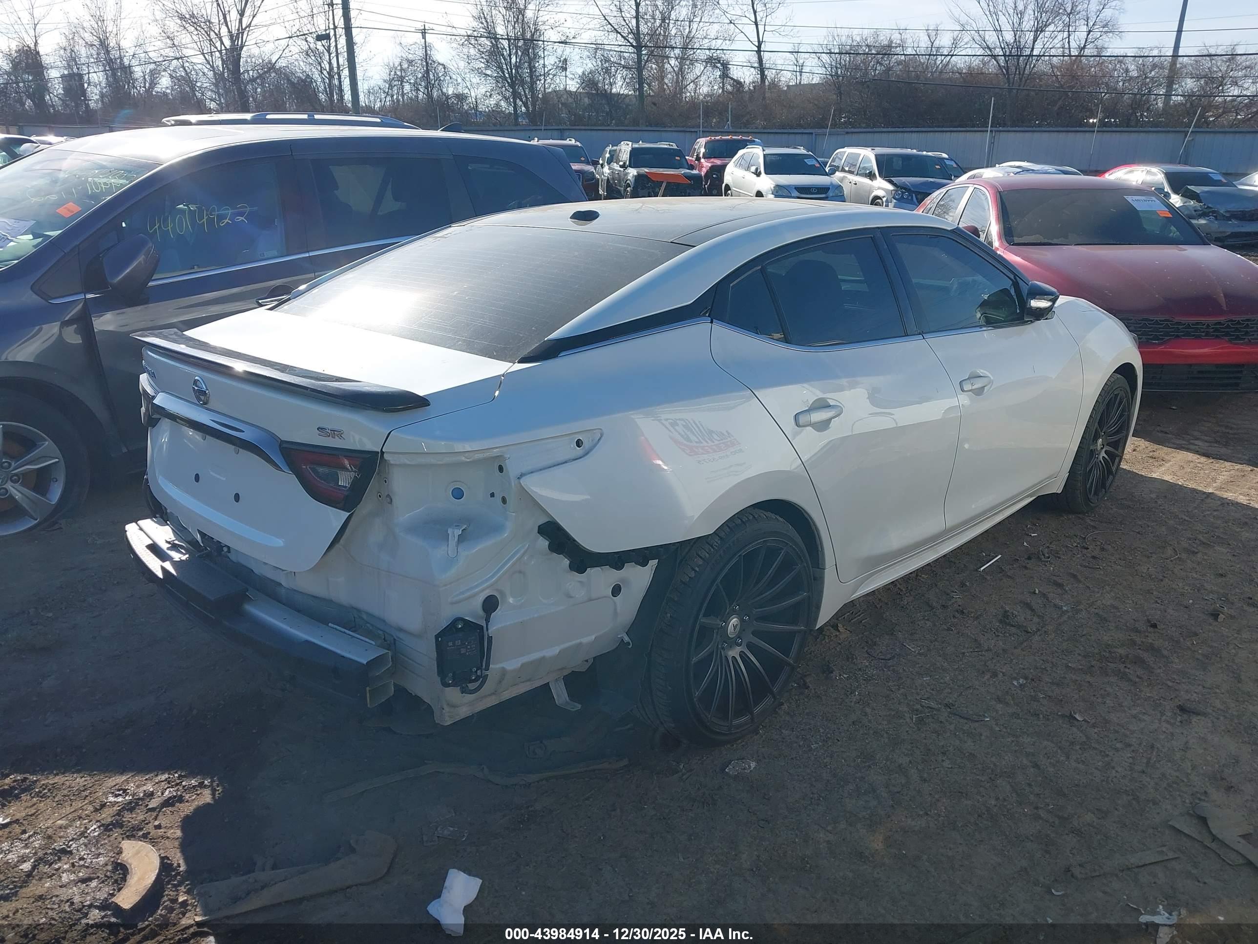 NISSAN MAXIMA image 4