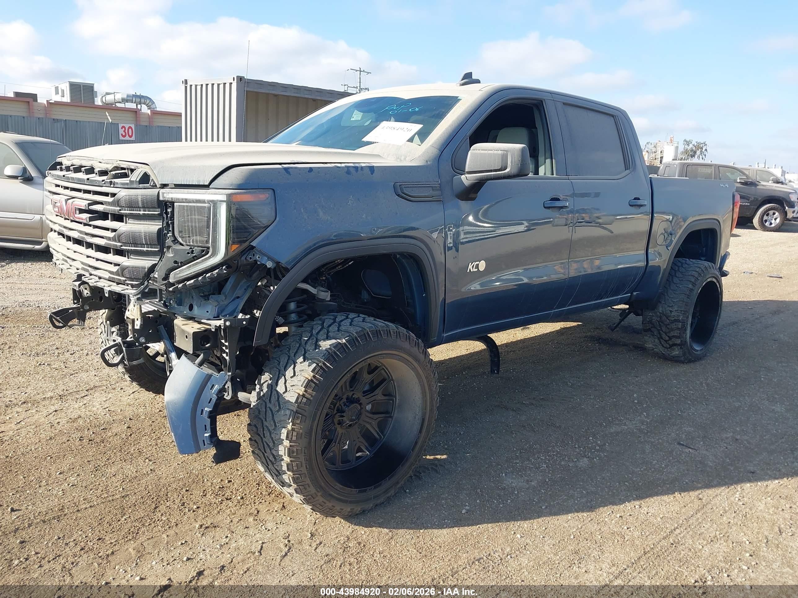 GMC SIERRA image 2