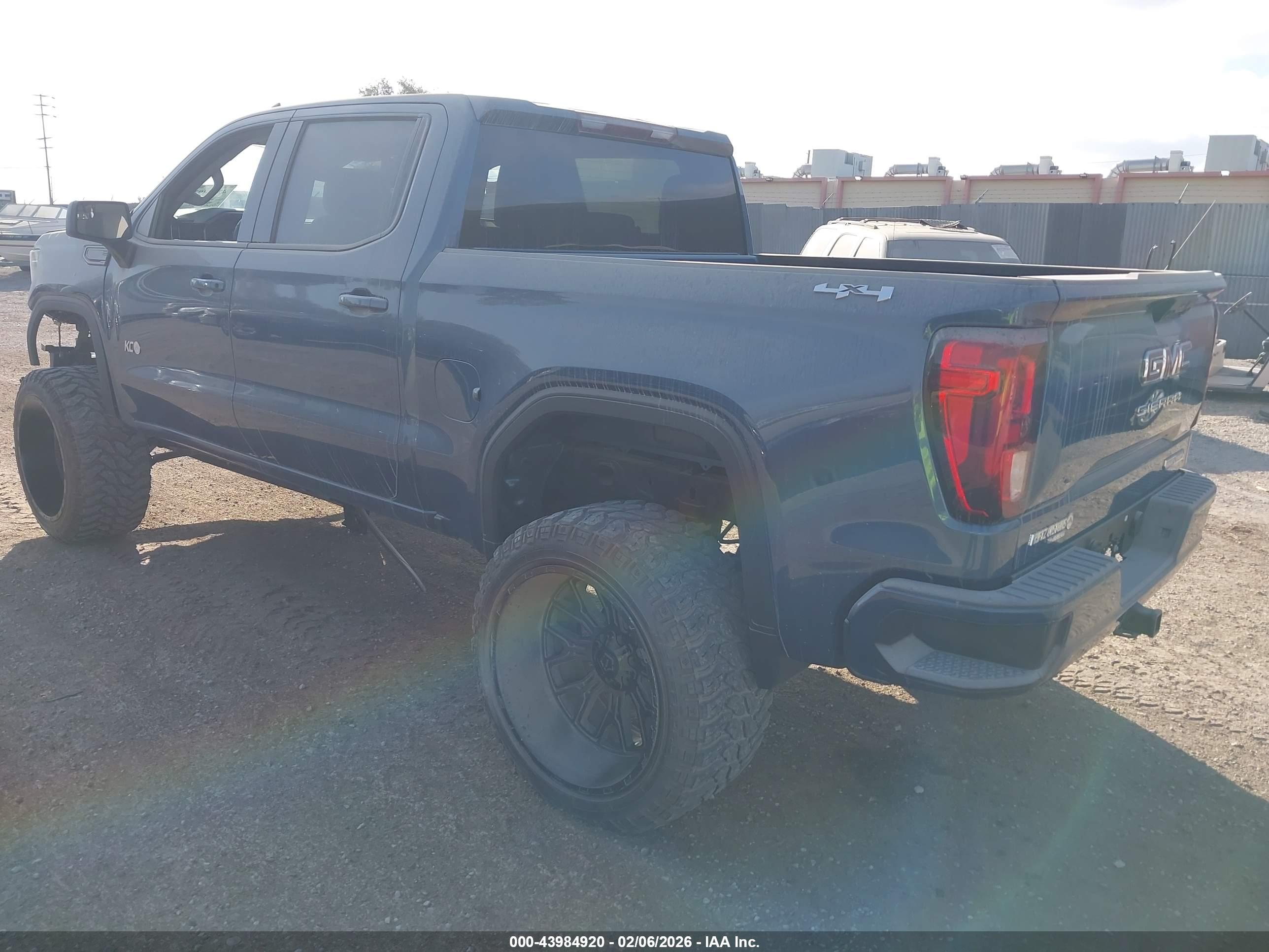 GMC SIERRA image 3