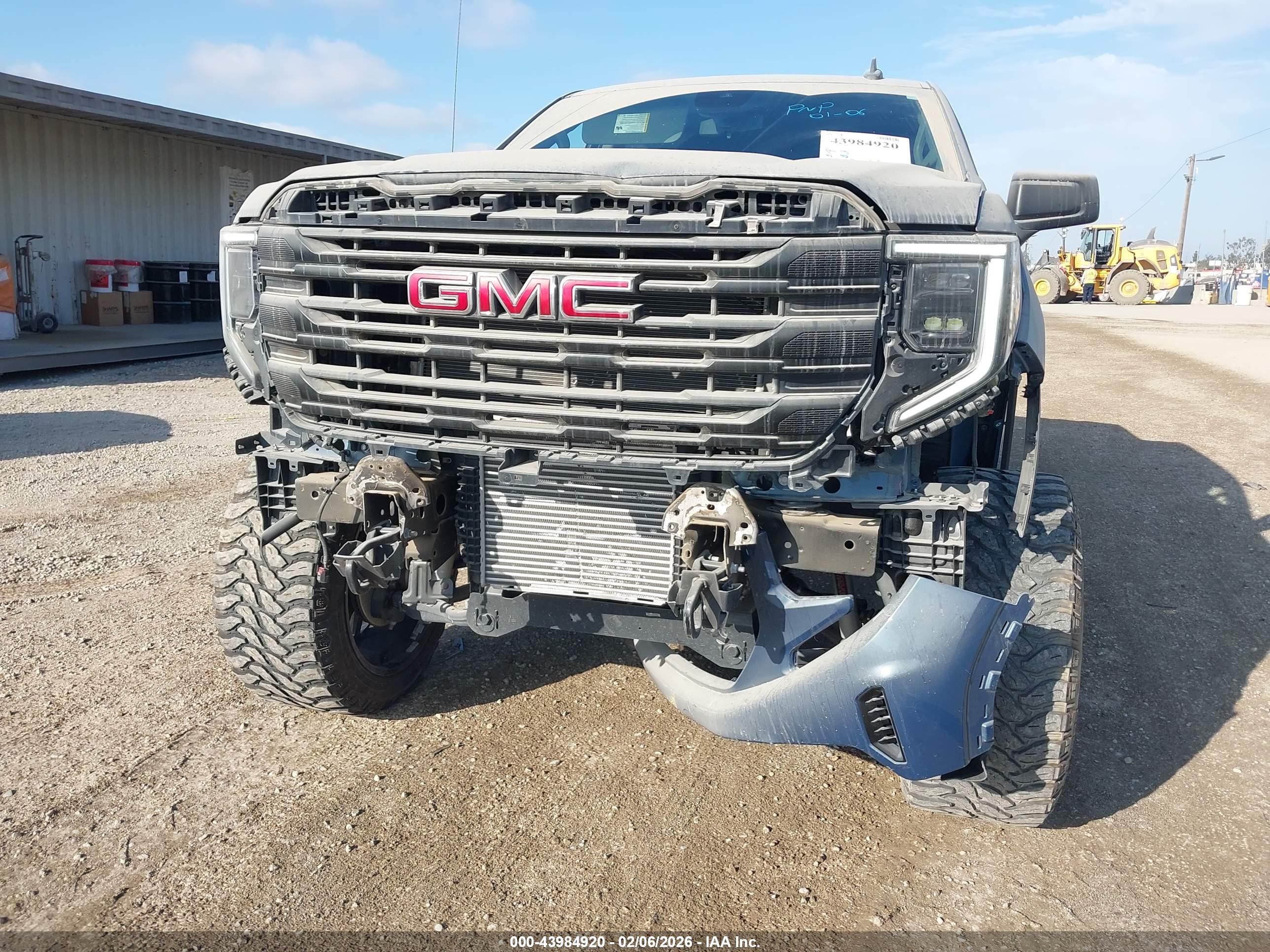 GMC SIERRA image 6