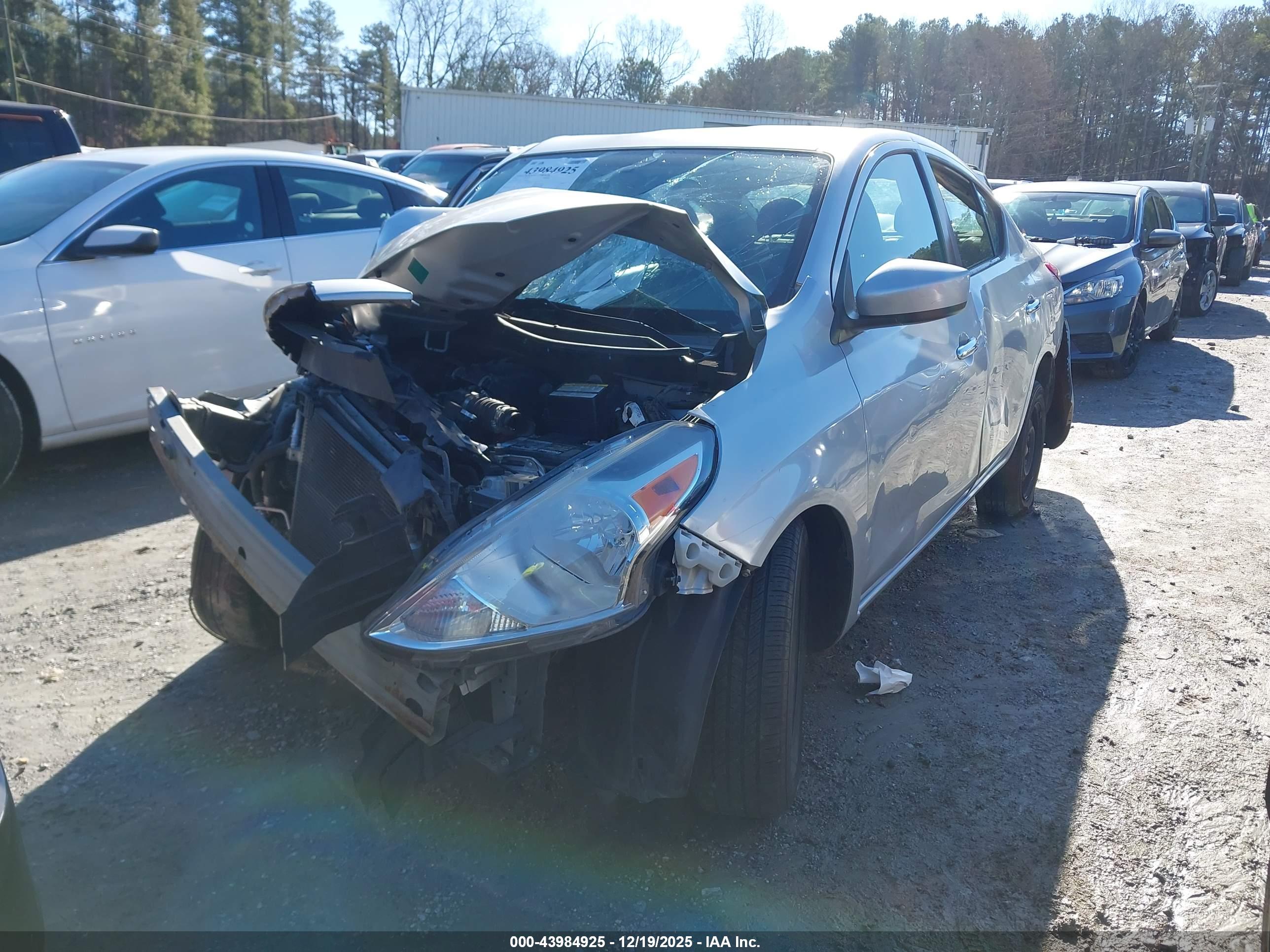 NISSAN VERSA image 2