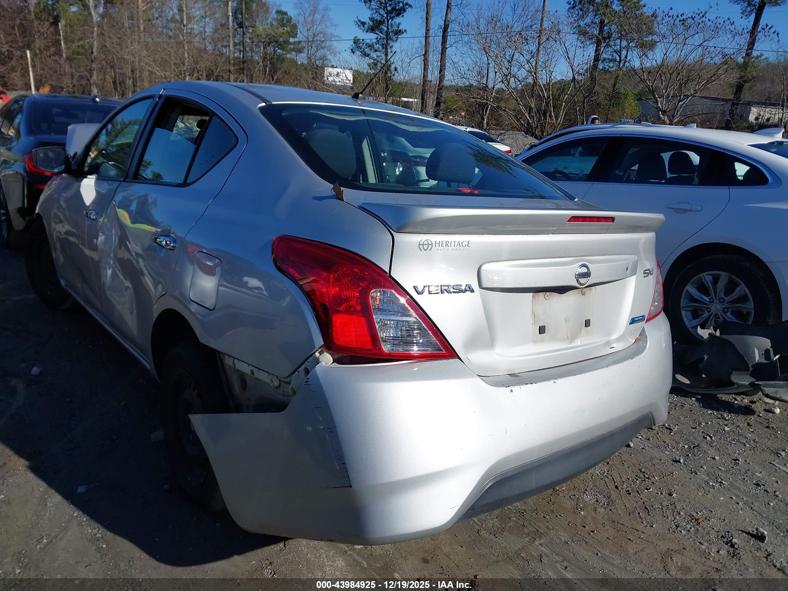 NISSAN VERSA image 3