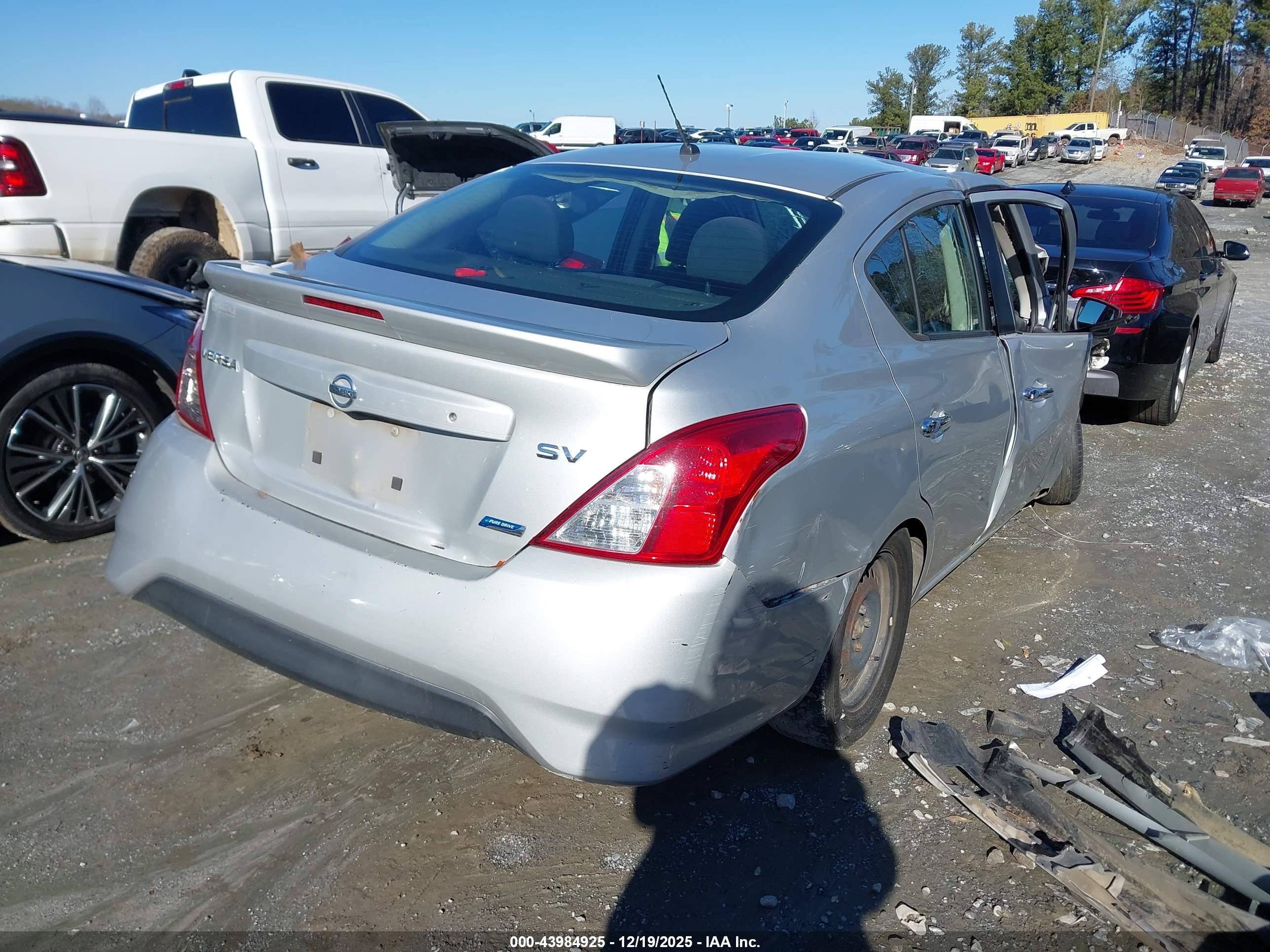 NISSAN VERSA image 4