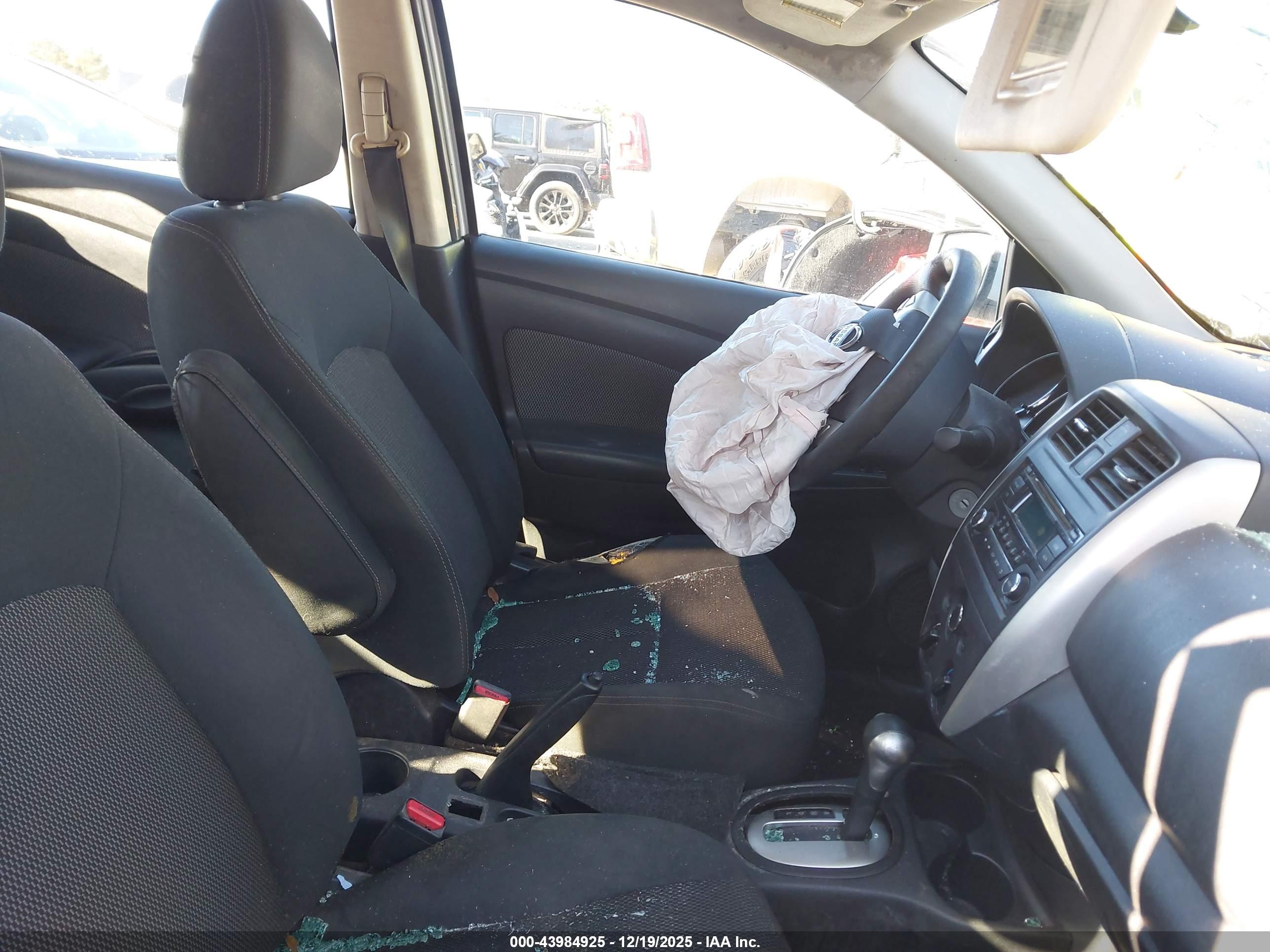 NISSAN VERSA image 5