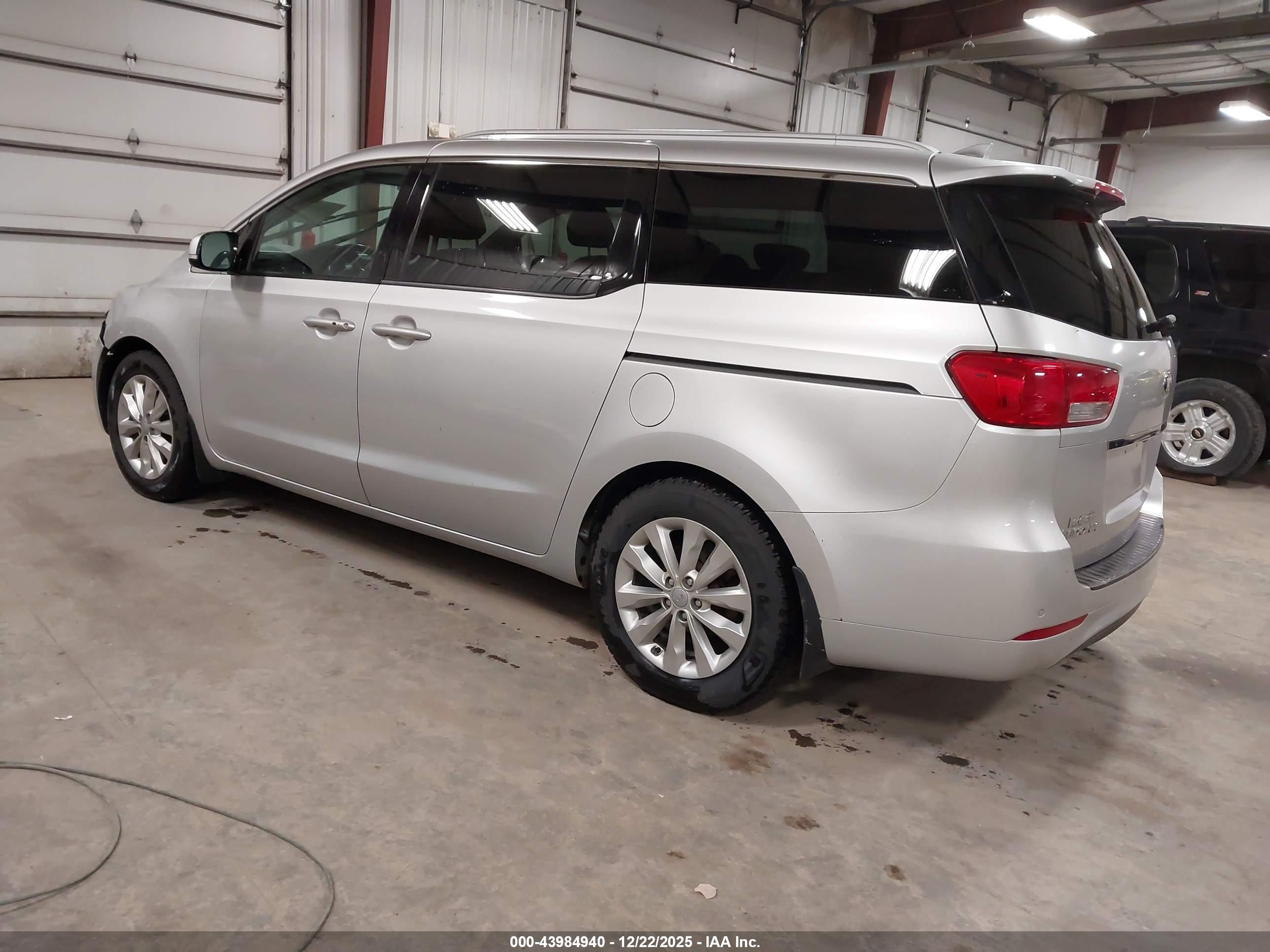 KIA SEDONA image 3