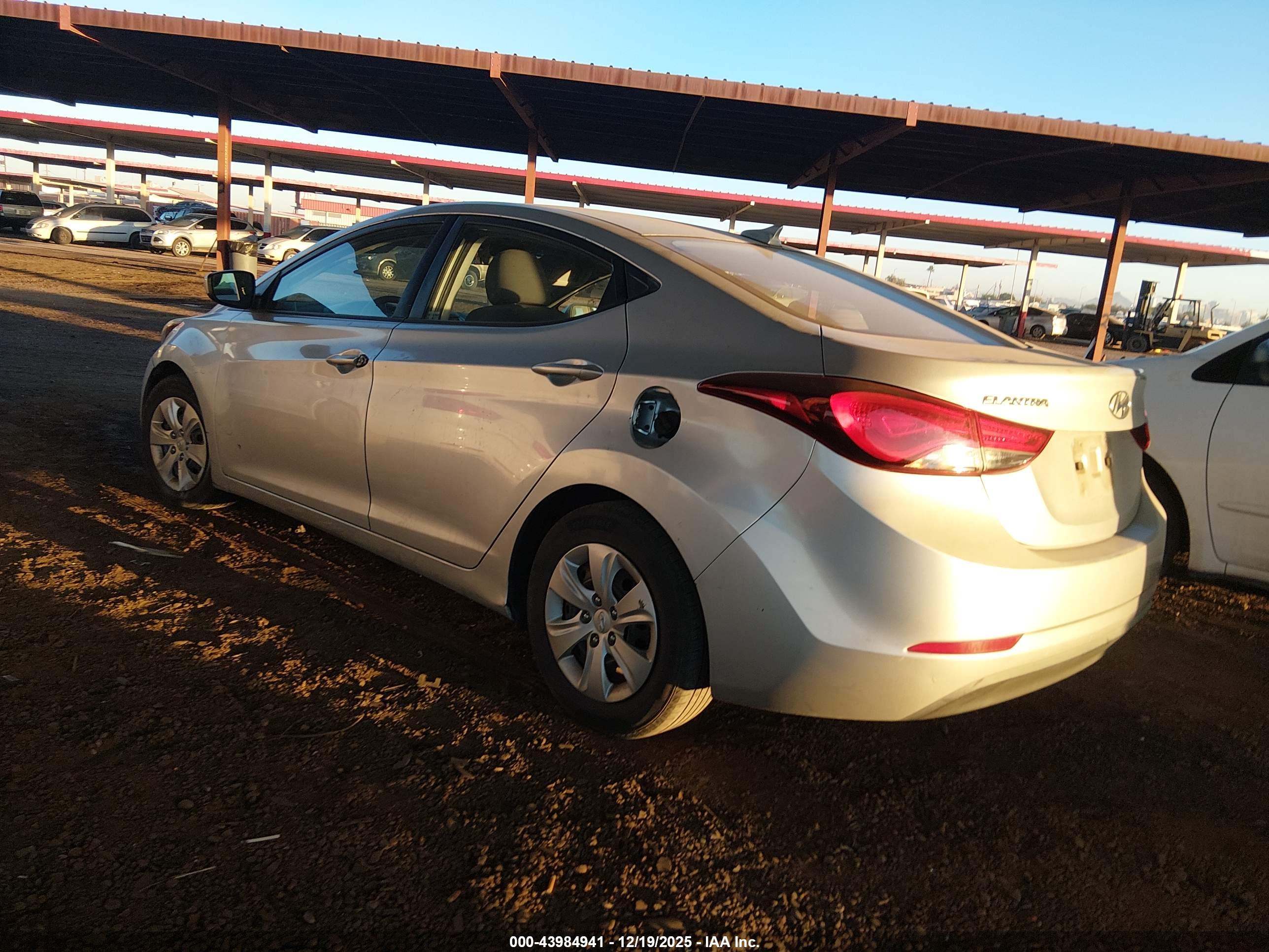 HYUNDAI ELANTRA image 3