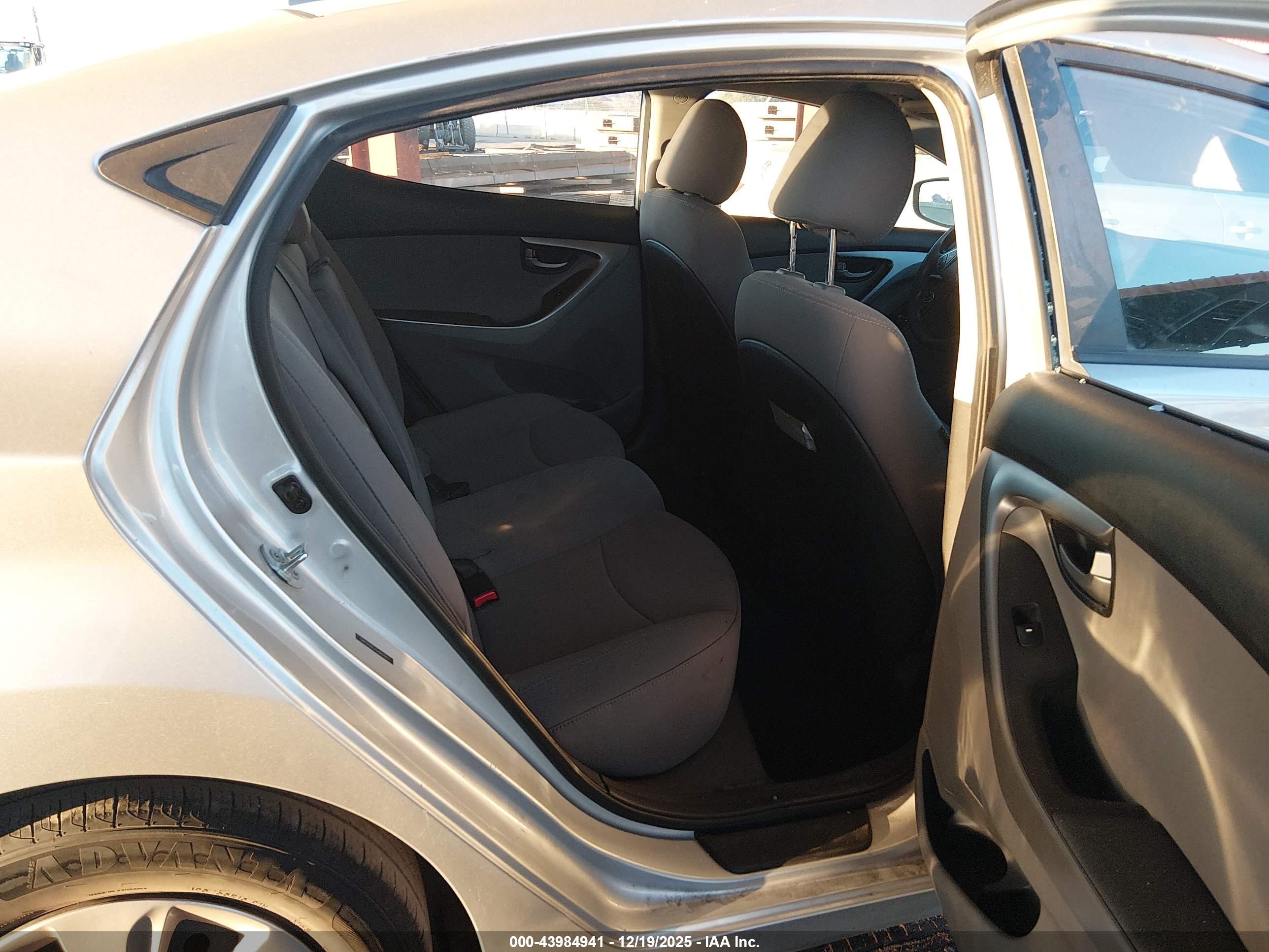 HYUNDAI ELANTRA image 8