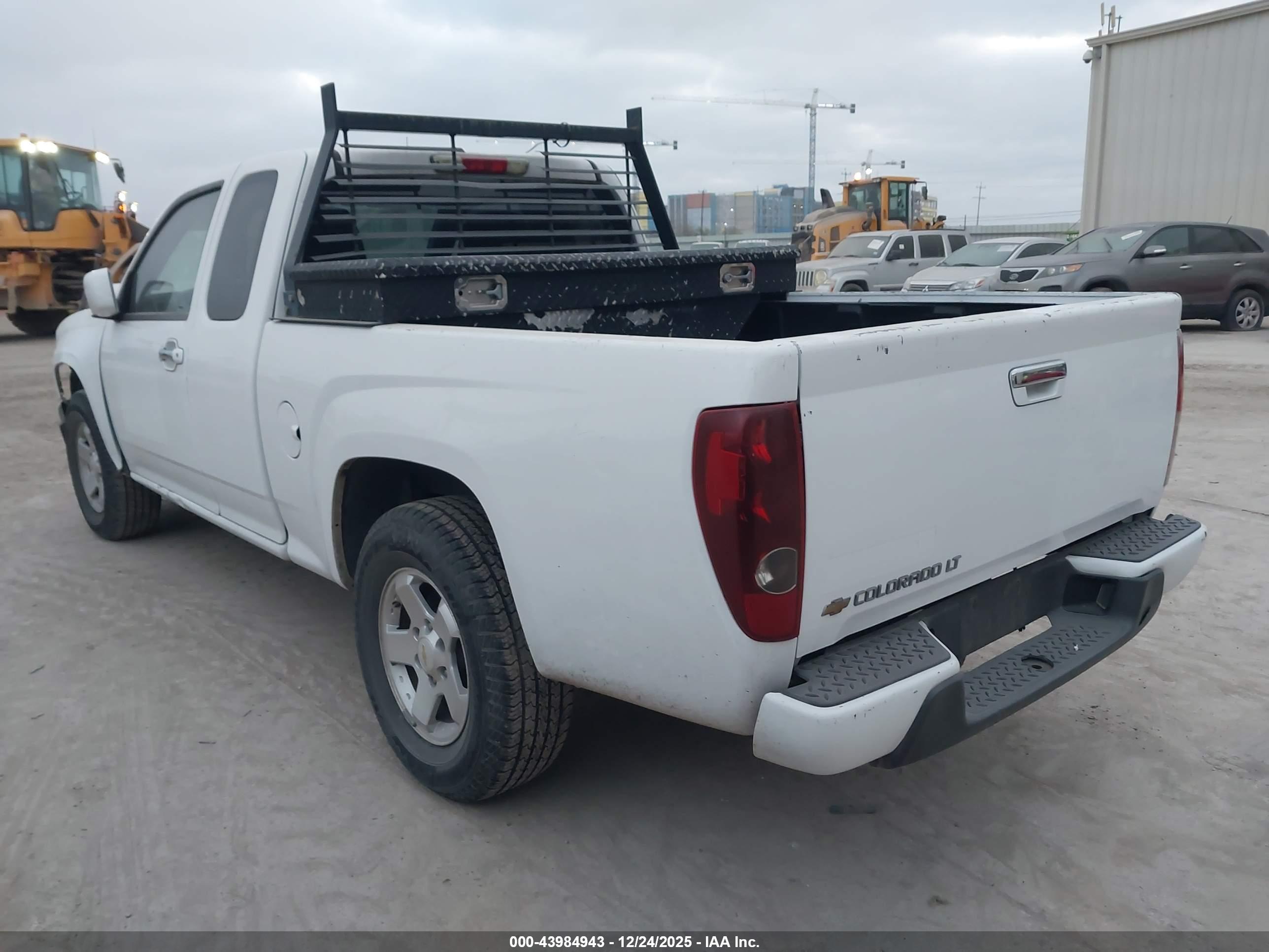 CHEVROLET COLORADO image 3