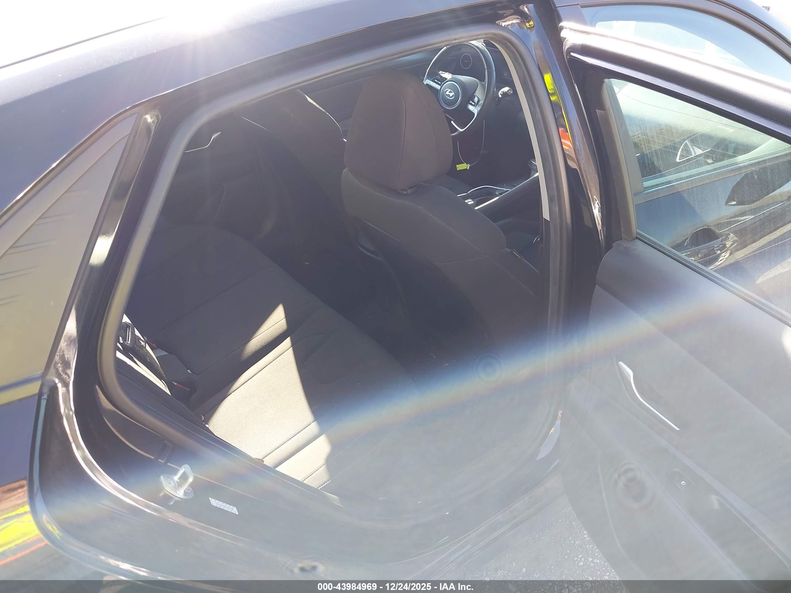 HYUNDAI ELANTRA image 8