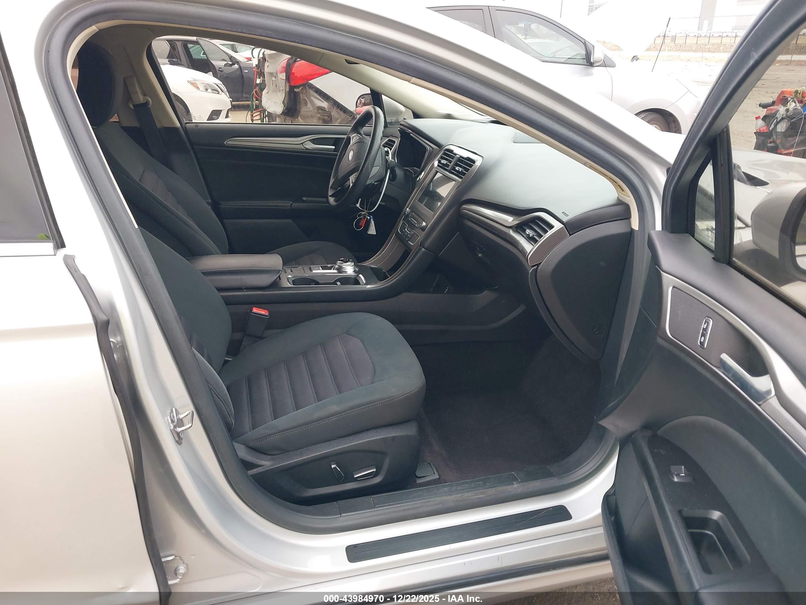 FORD FUSION image 5