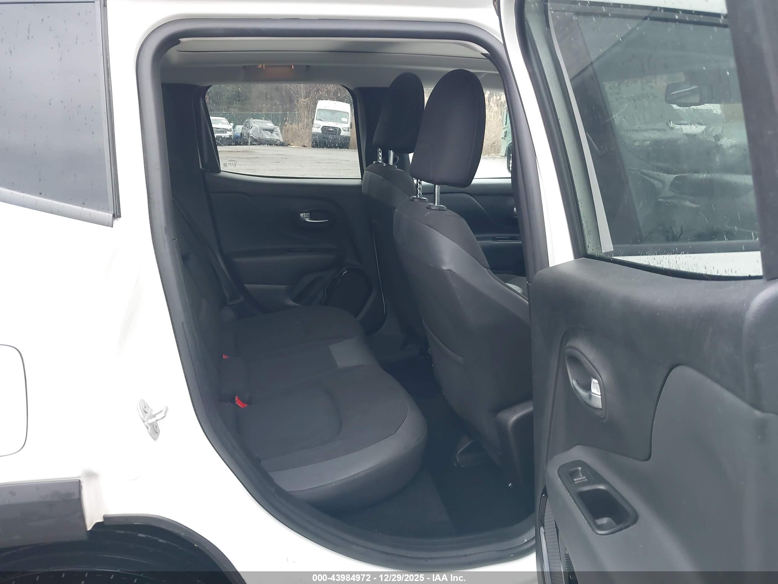 JEEP RENEGADE image 8