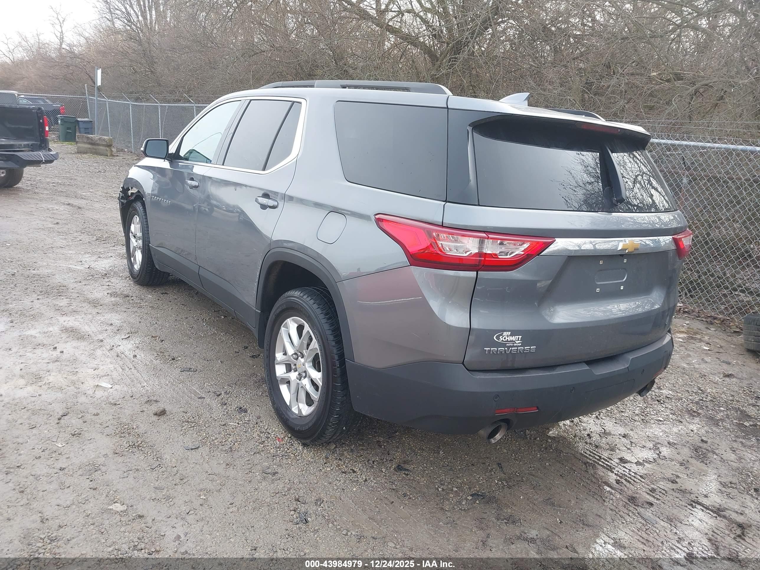 CHEVROLET TRAVERSE image 3