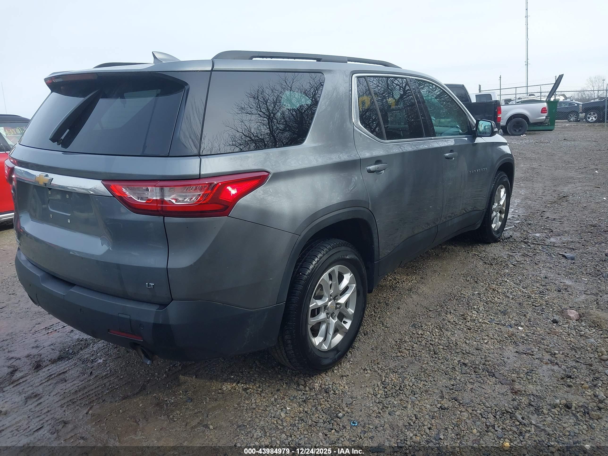 CHEVROLET TRAVERSE image 4