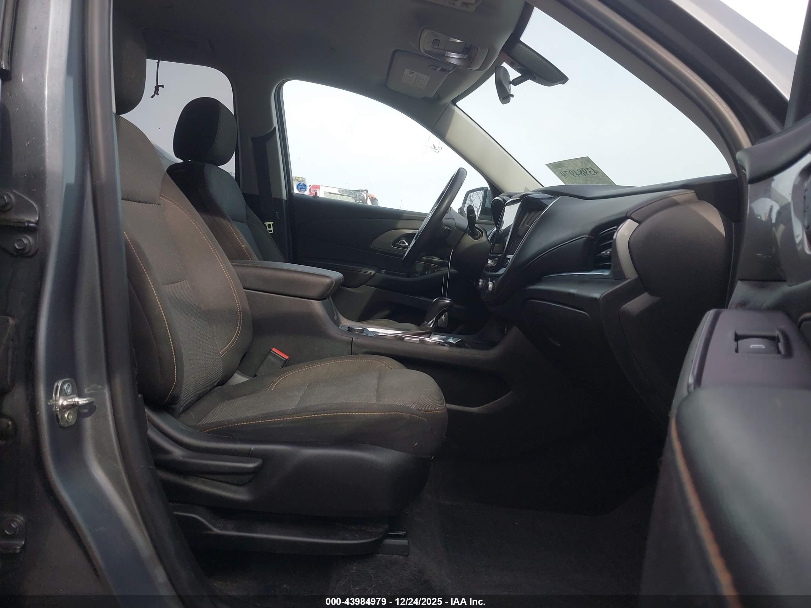CHEVROLET TRAVERSE image 5