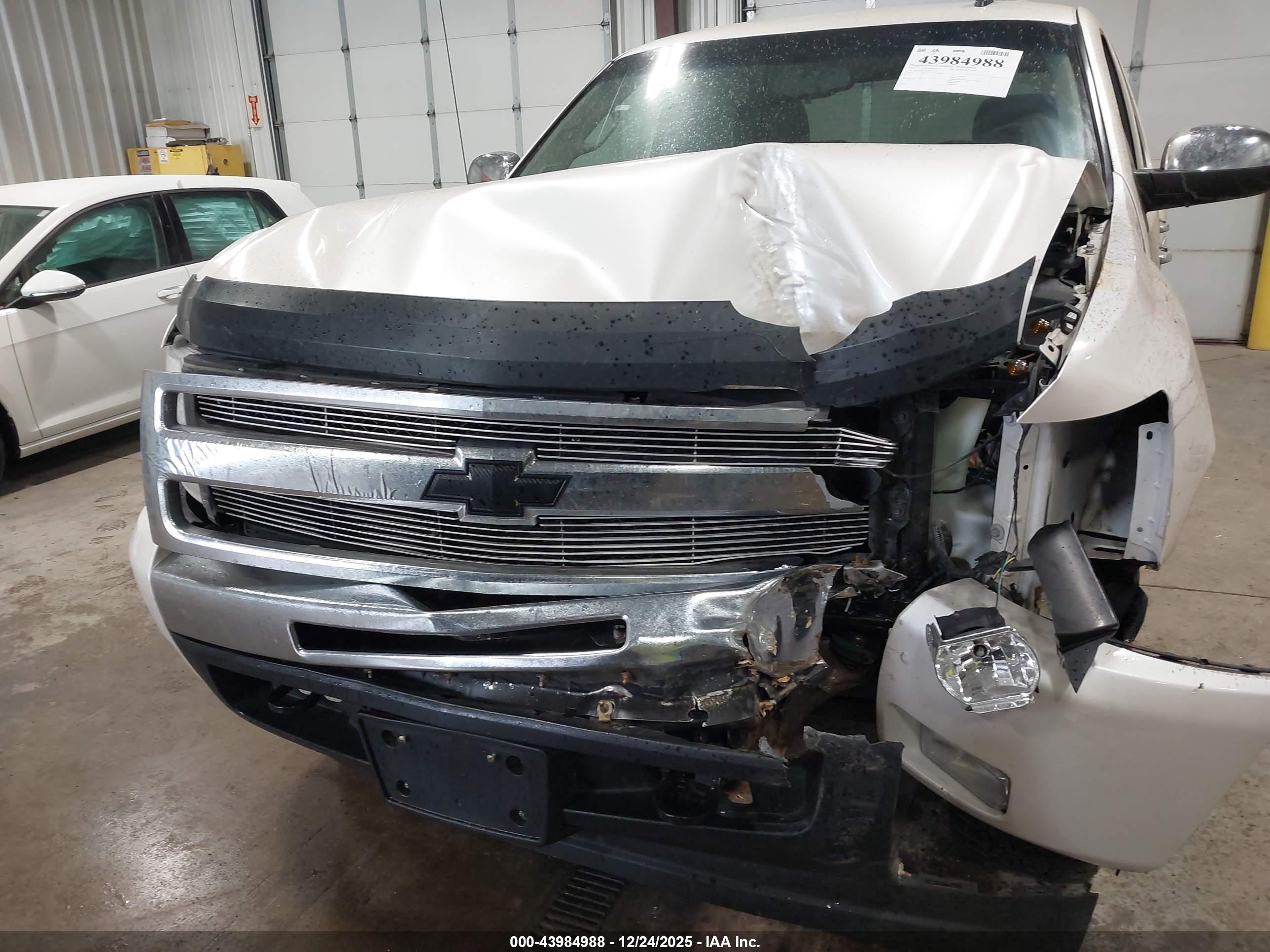 CHEVROLET SILVERADO image 6