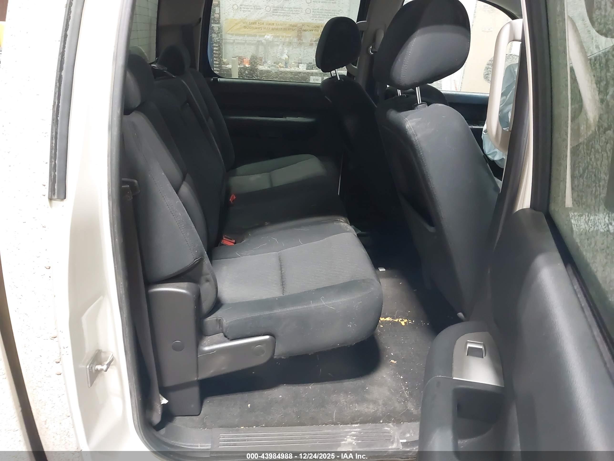CHEVROLET SILVERADO image 8