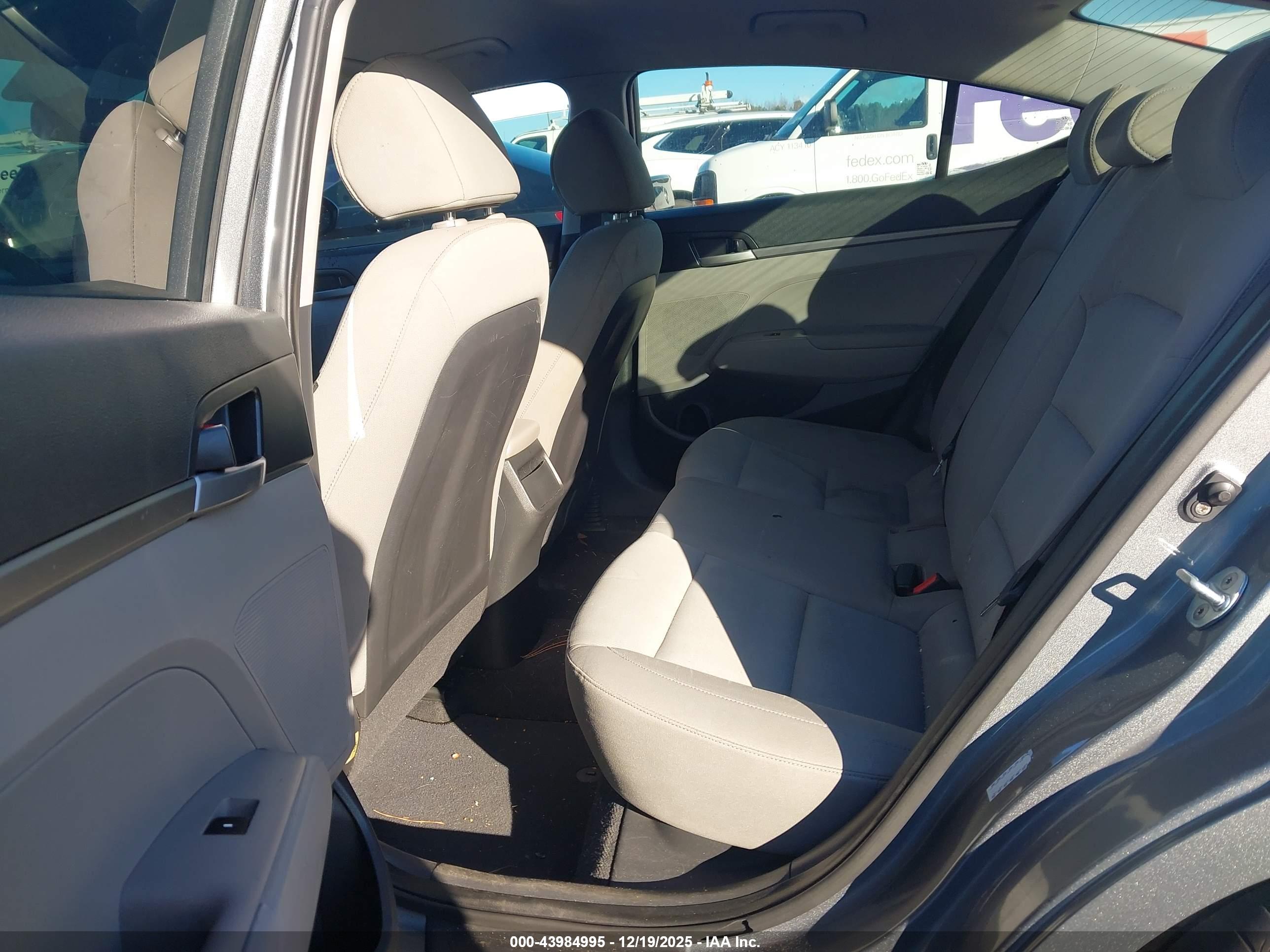 HYUNDAI ELANTRA image 8