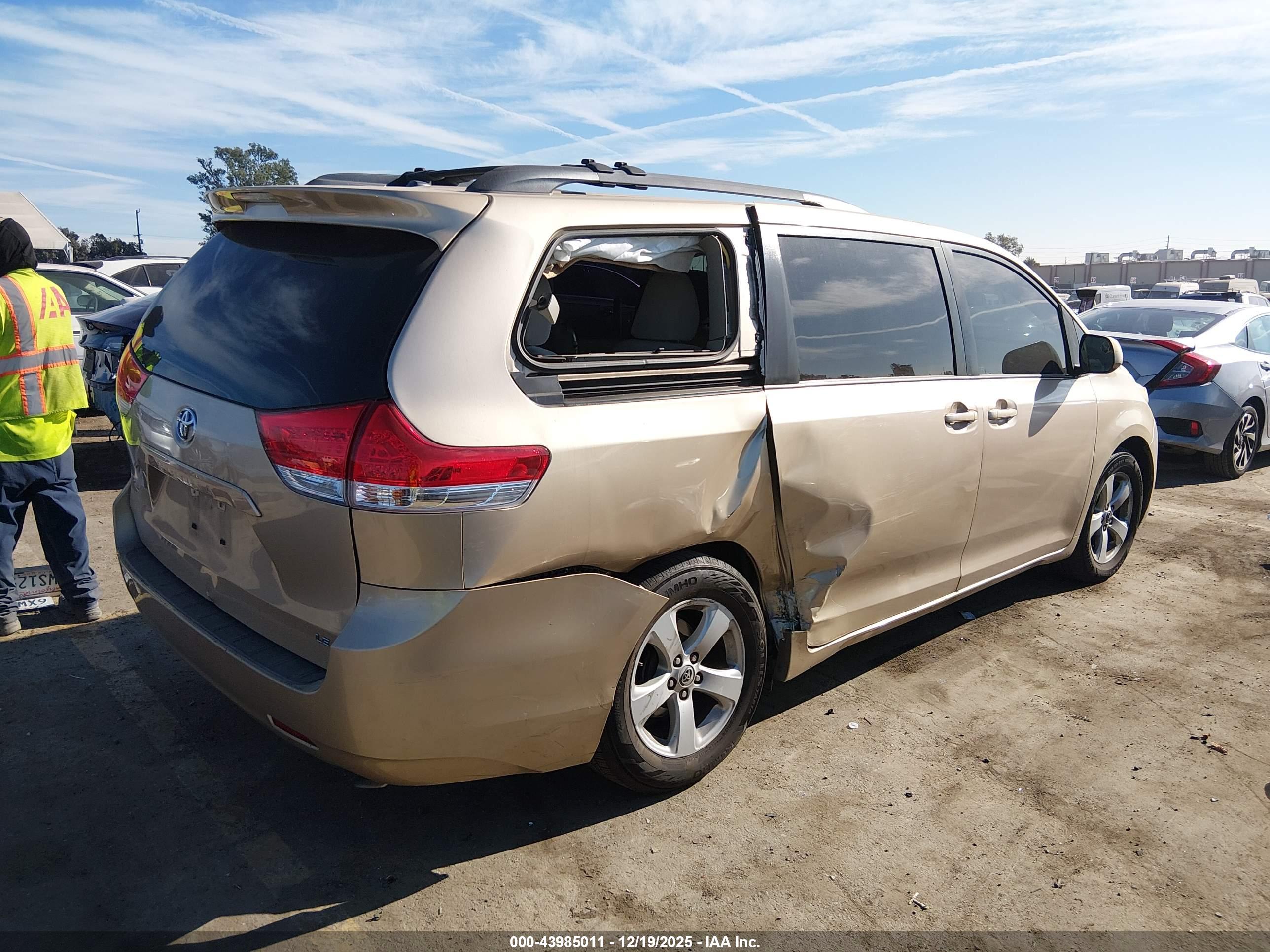 TOYOTA SIENNA image 4