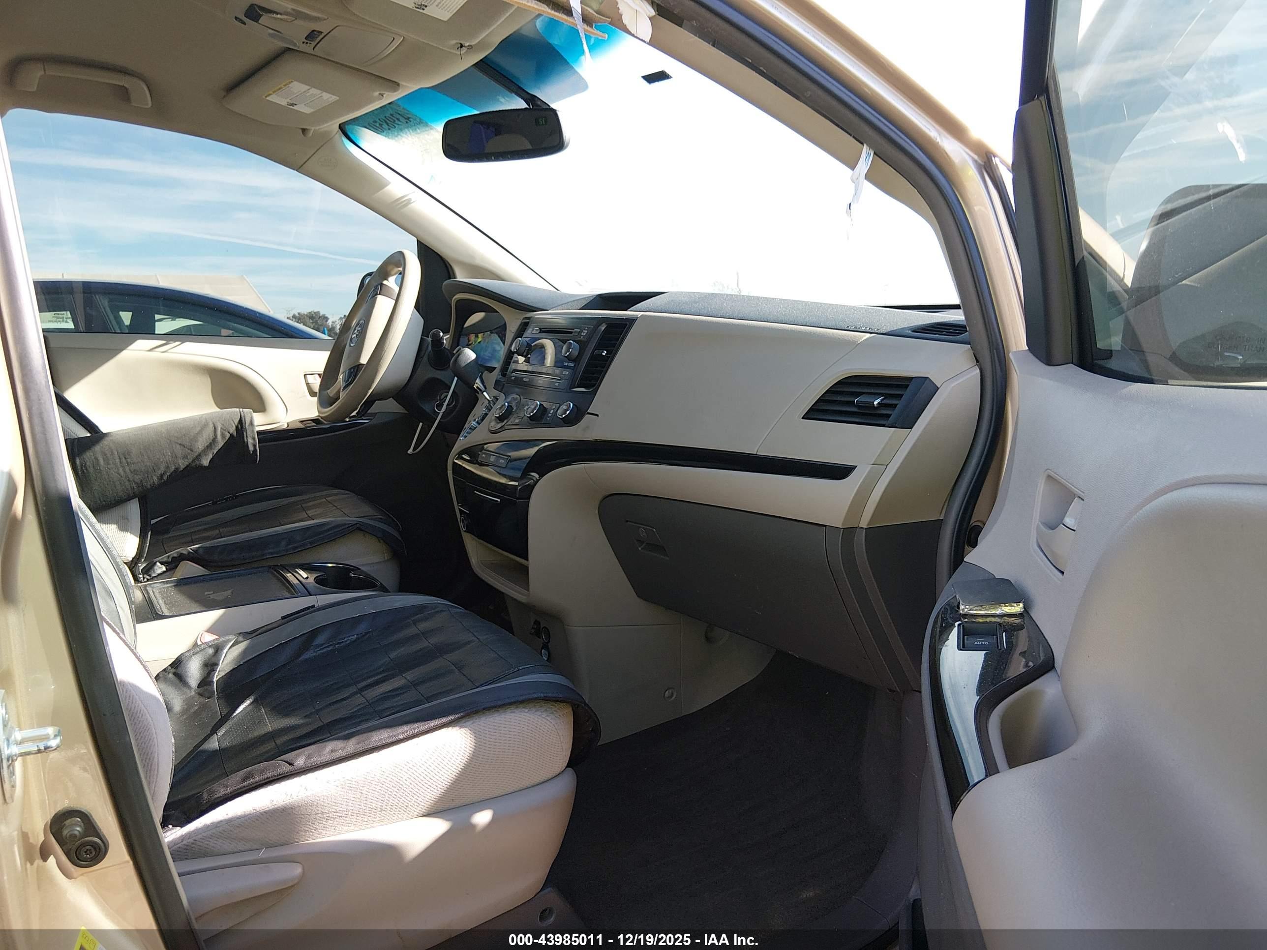 TOYOTA SIENNA image 5