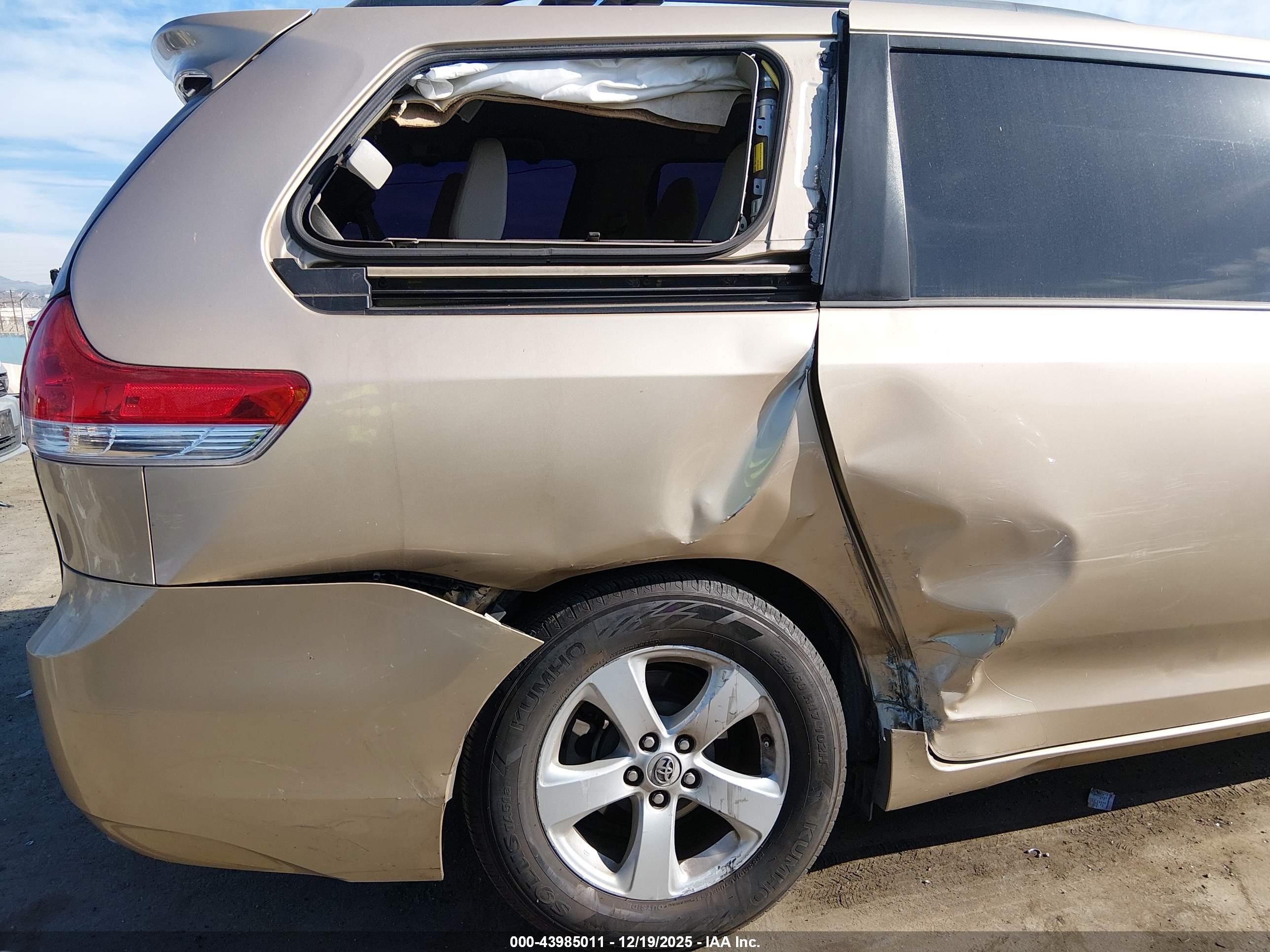 TOYOTA SIENNA image 6