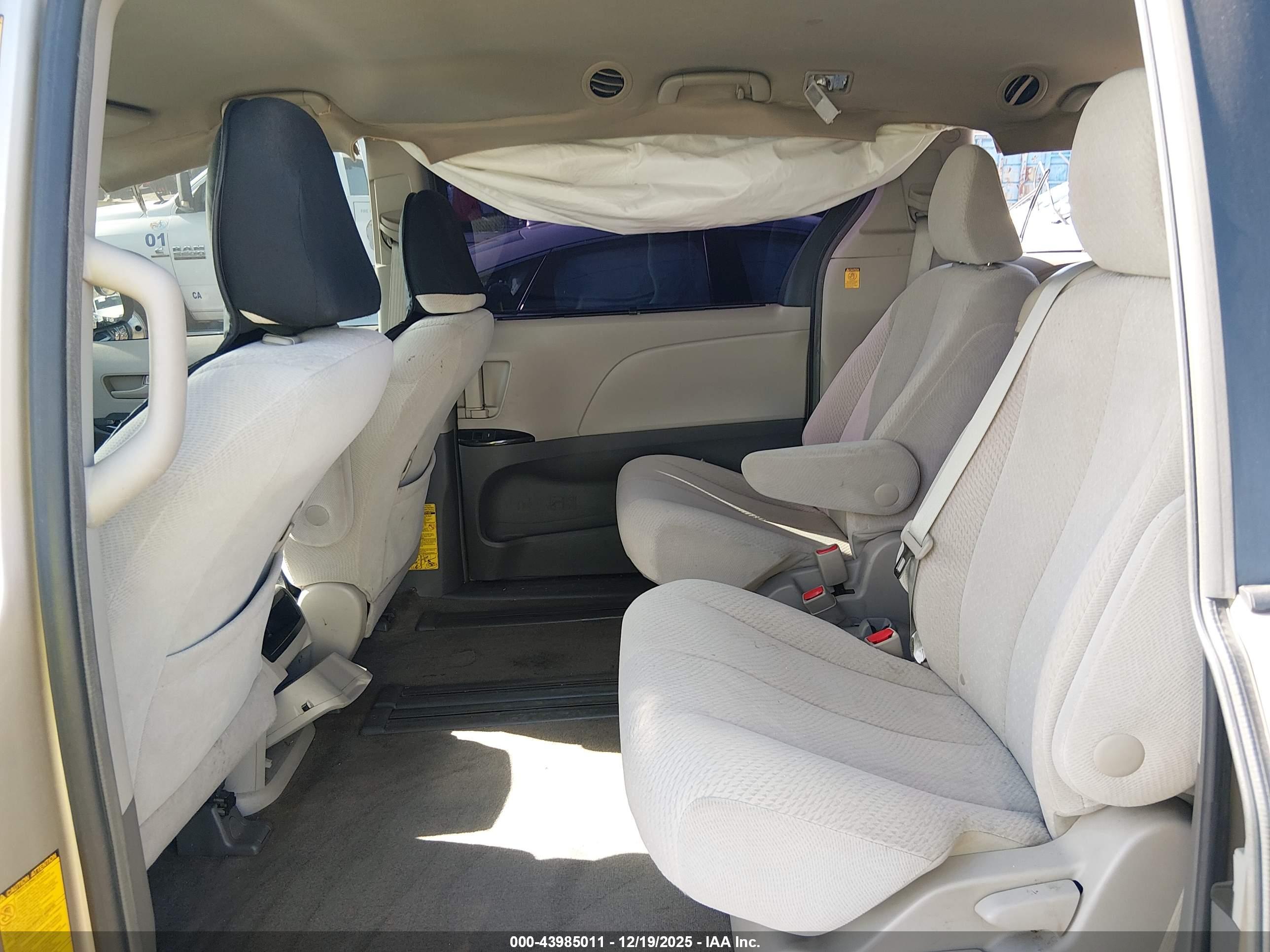 TOYOTA SIENNA image 8