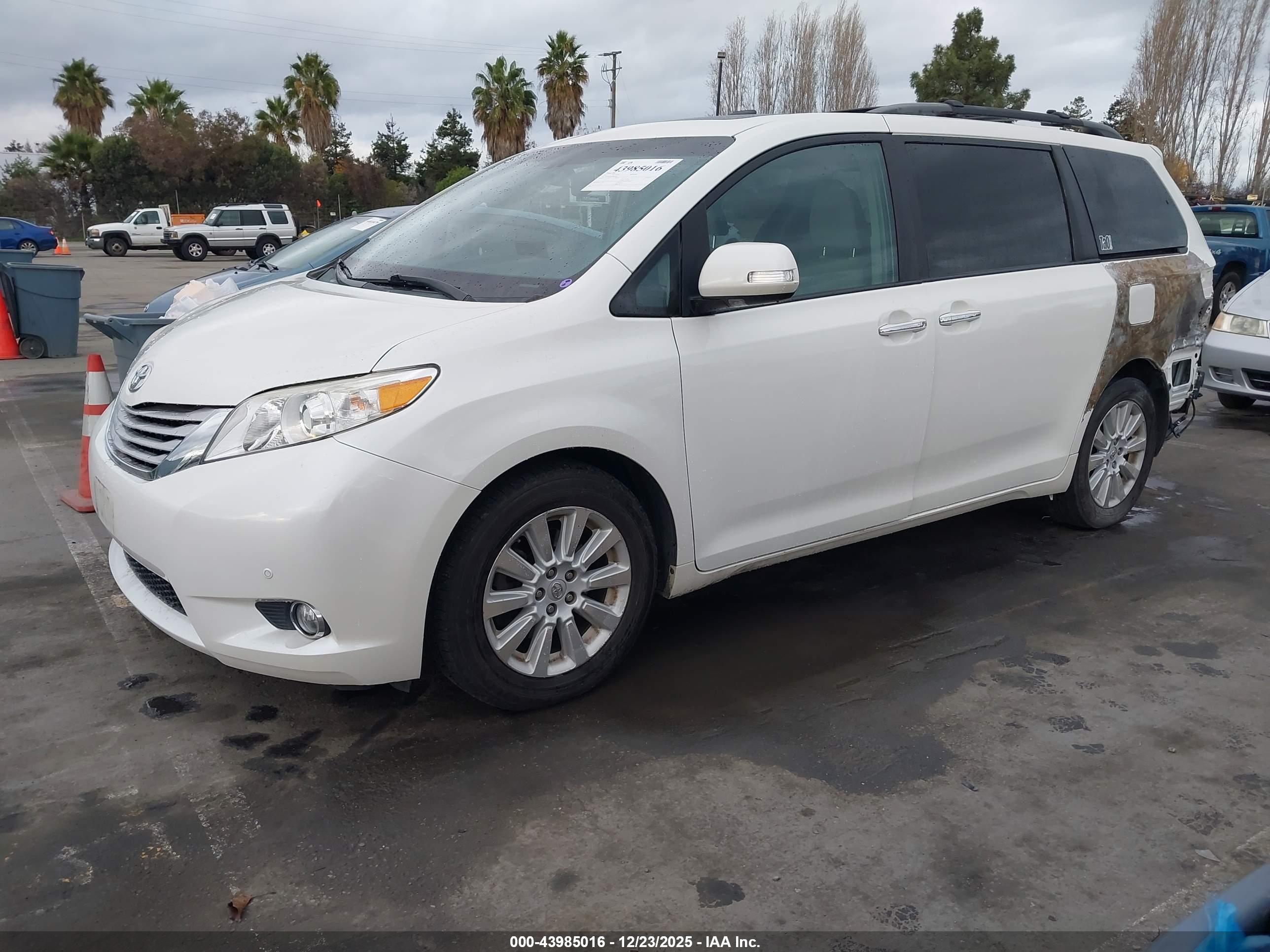TOYOTA SIENNA image 2
