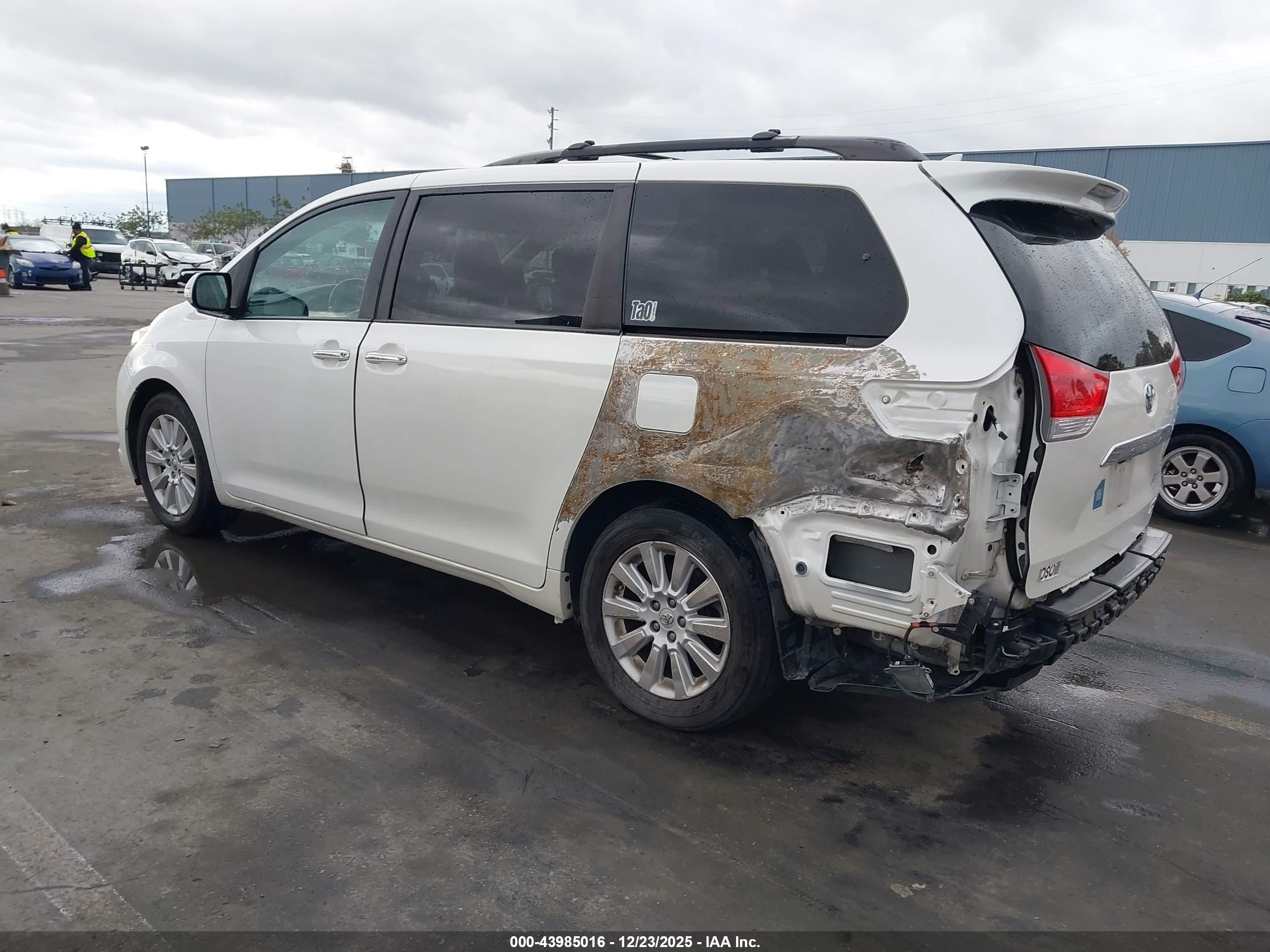 TOYOTA SIENNA image 3