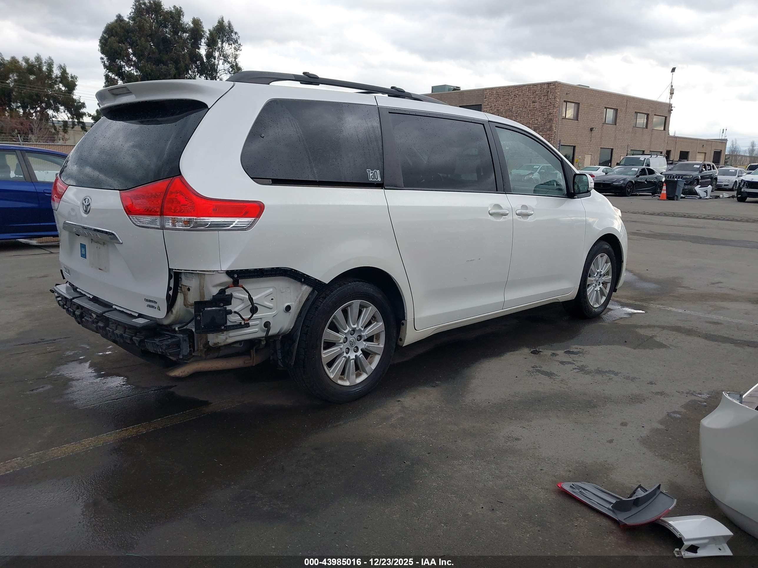 TOYOTA SIENNA image 4