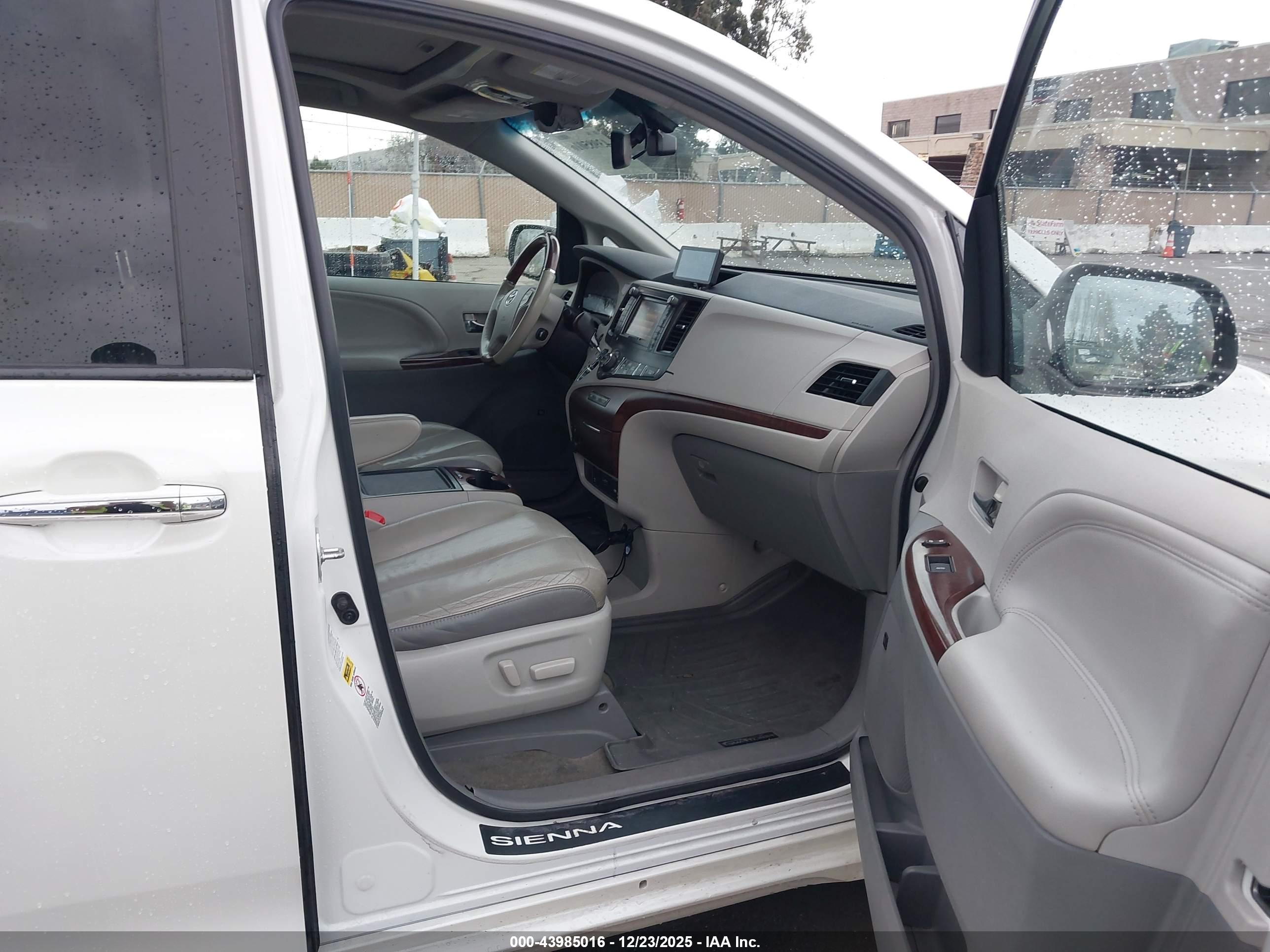 TOYOTA SIENNA image 5