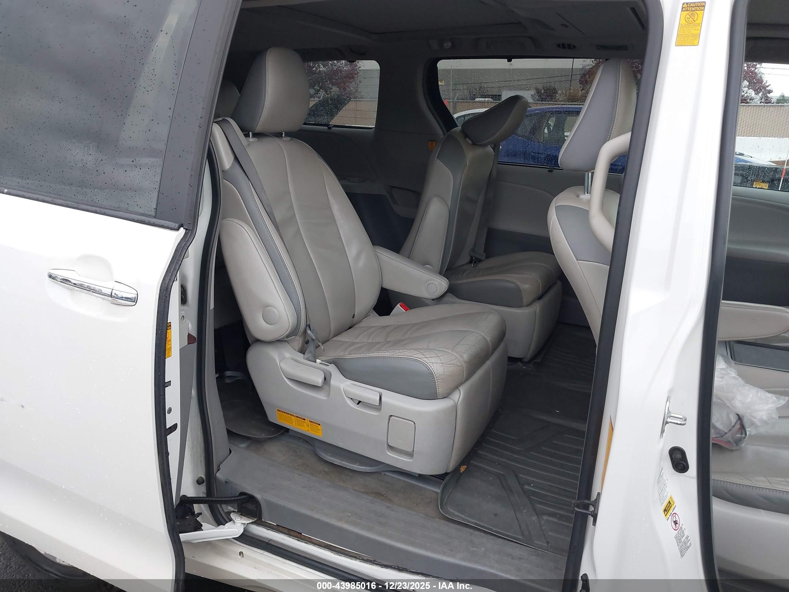 TOYOTA SIENNA image 8