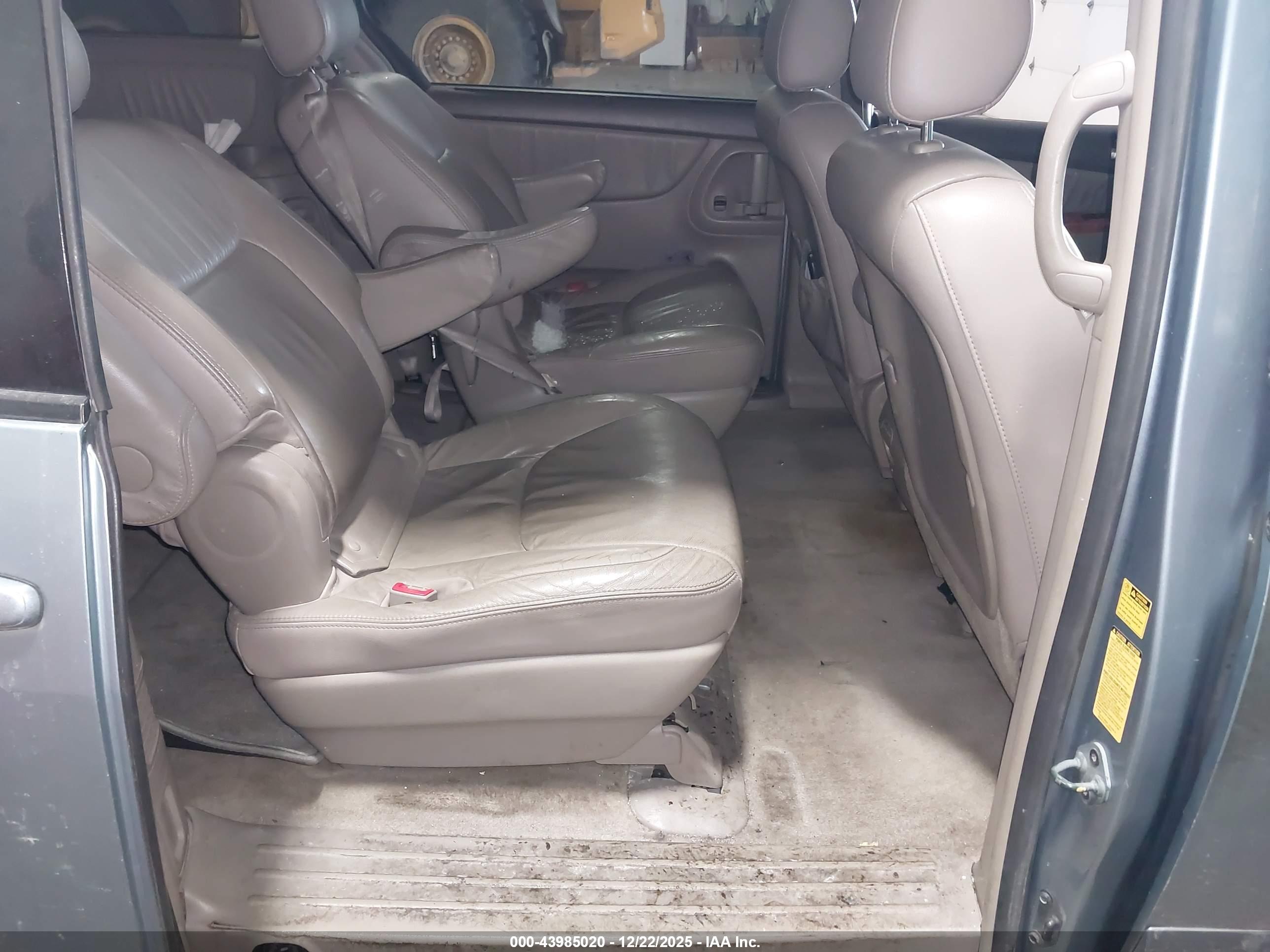 TOYOTA SIENNA image 8
