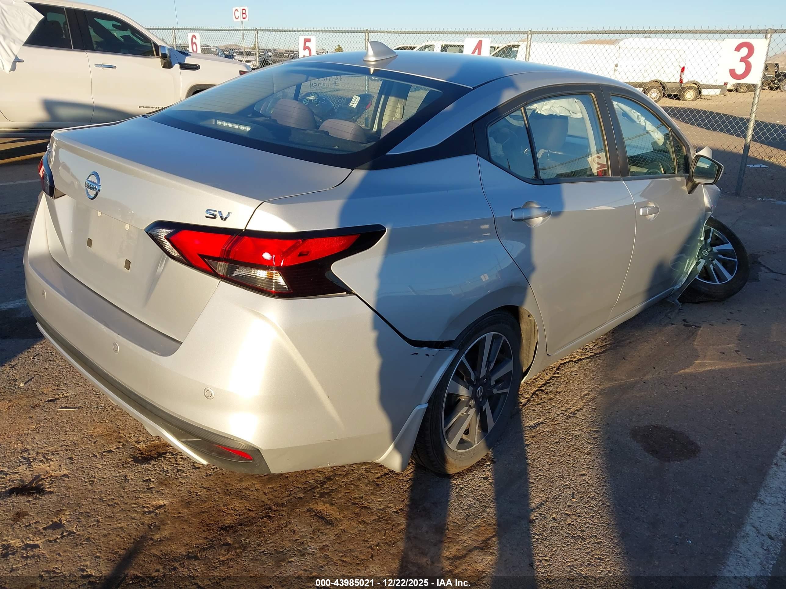 NISSAN VERSA image 4