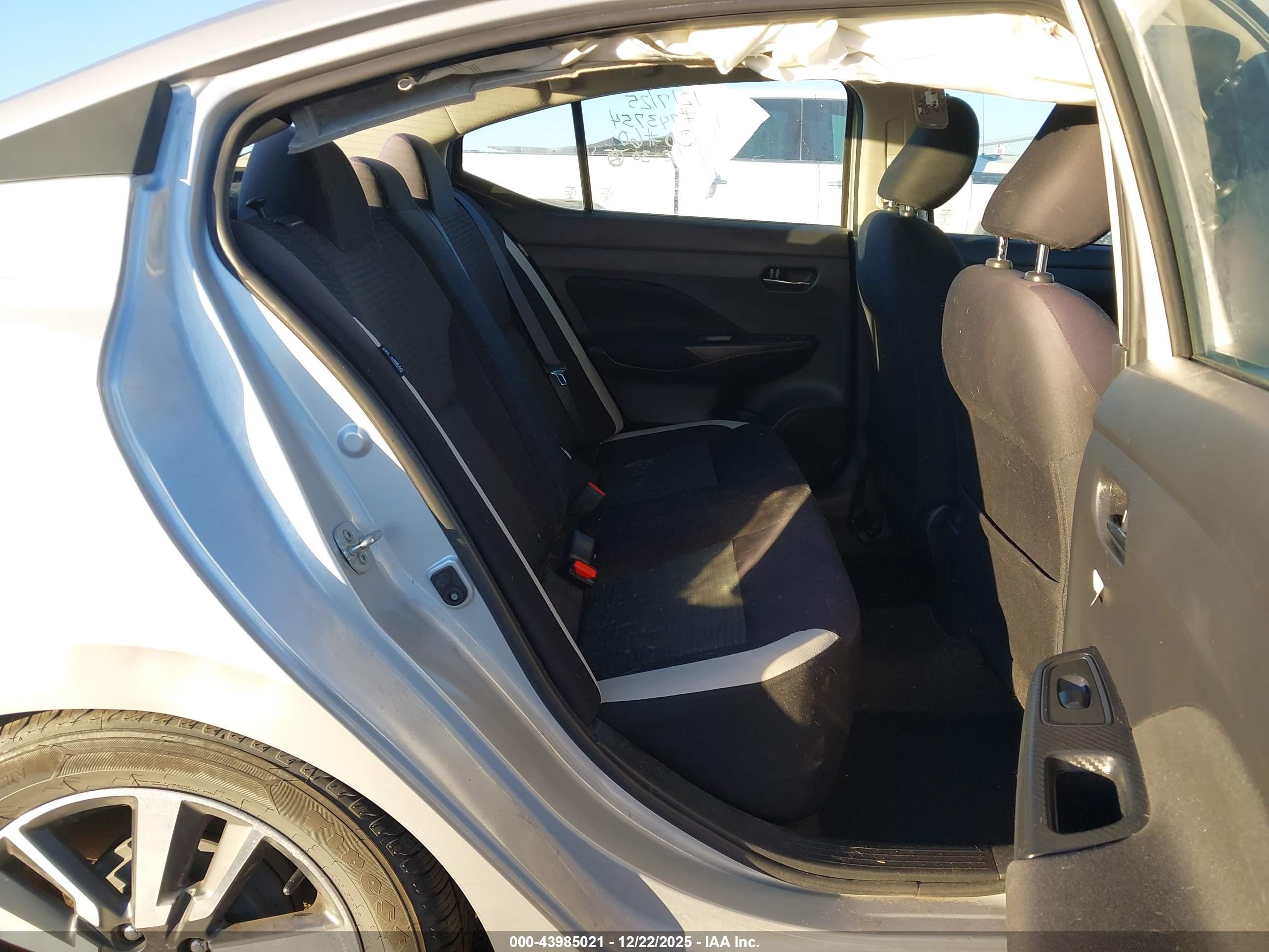 NISSAN VERSA image 8