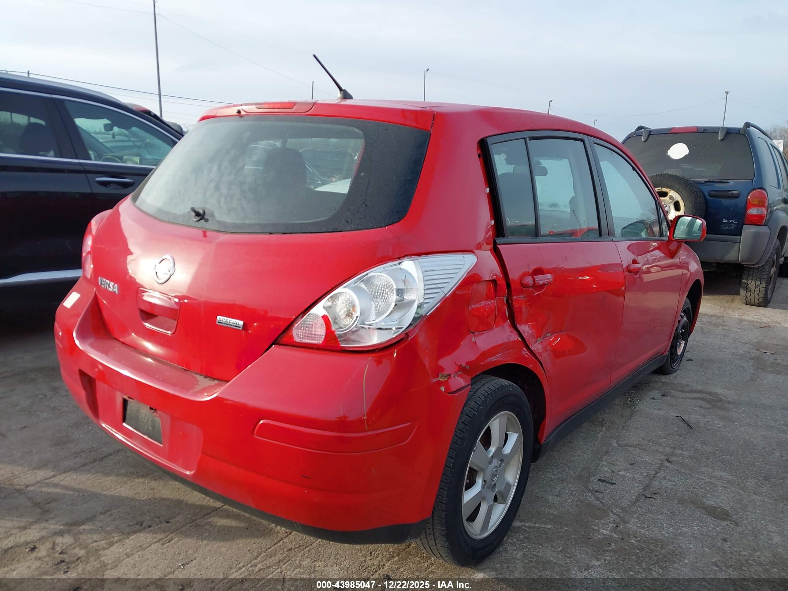 NISSAN VERSA image 4