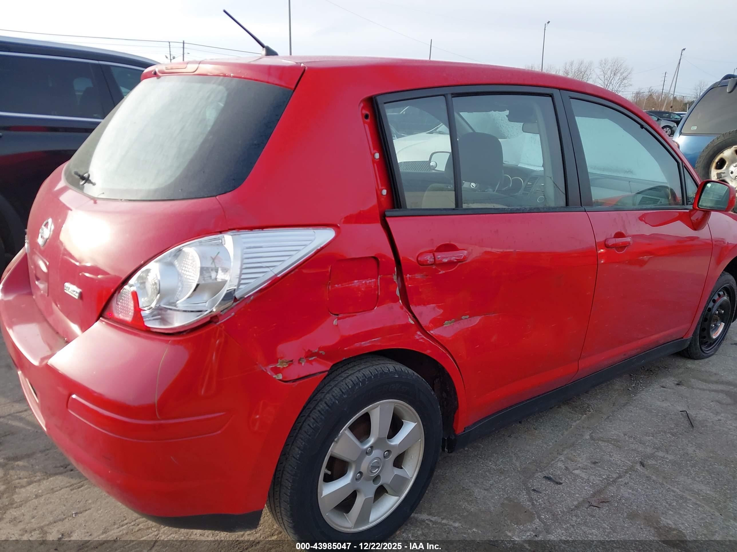 NISSAN VERSA image 6