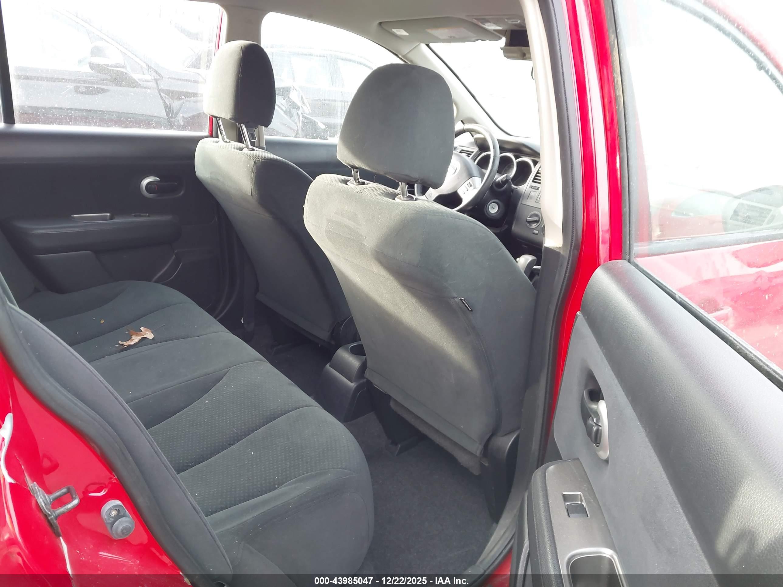 NISSAN VERSA image 8
