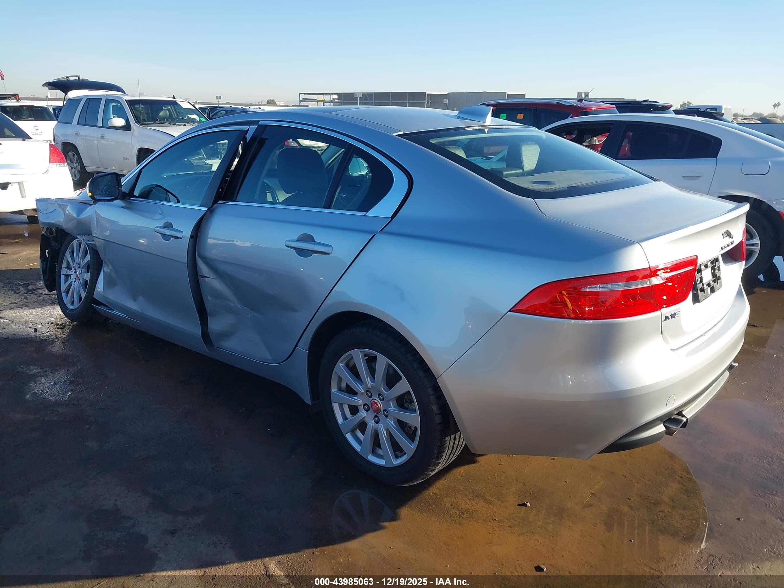 JAGUAR XE image 3