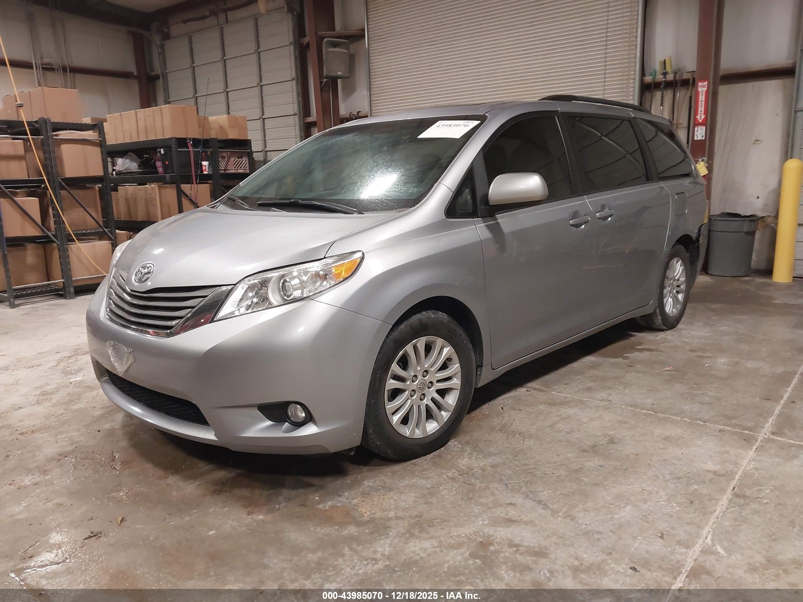 TOYOTA SIENNA image 2