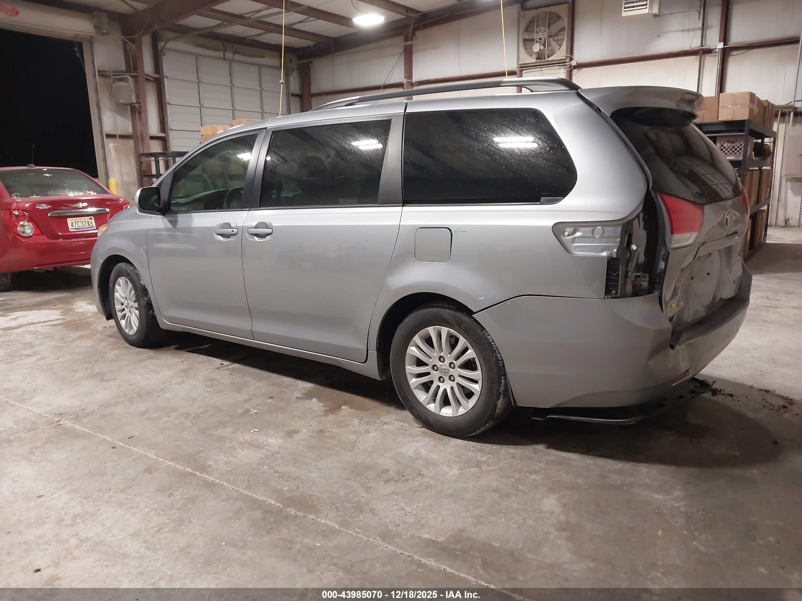 TOYOTA SIENNA image 3