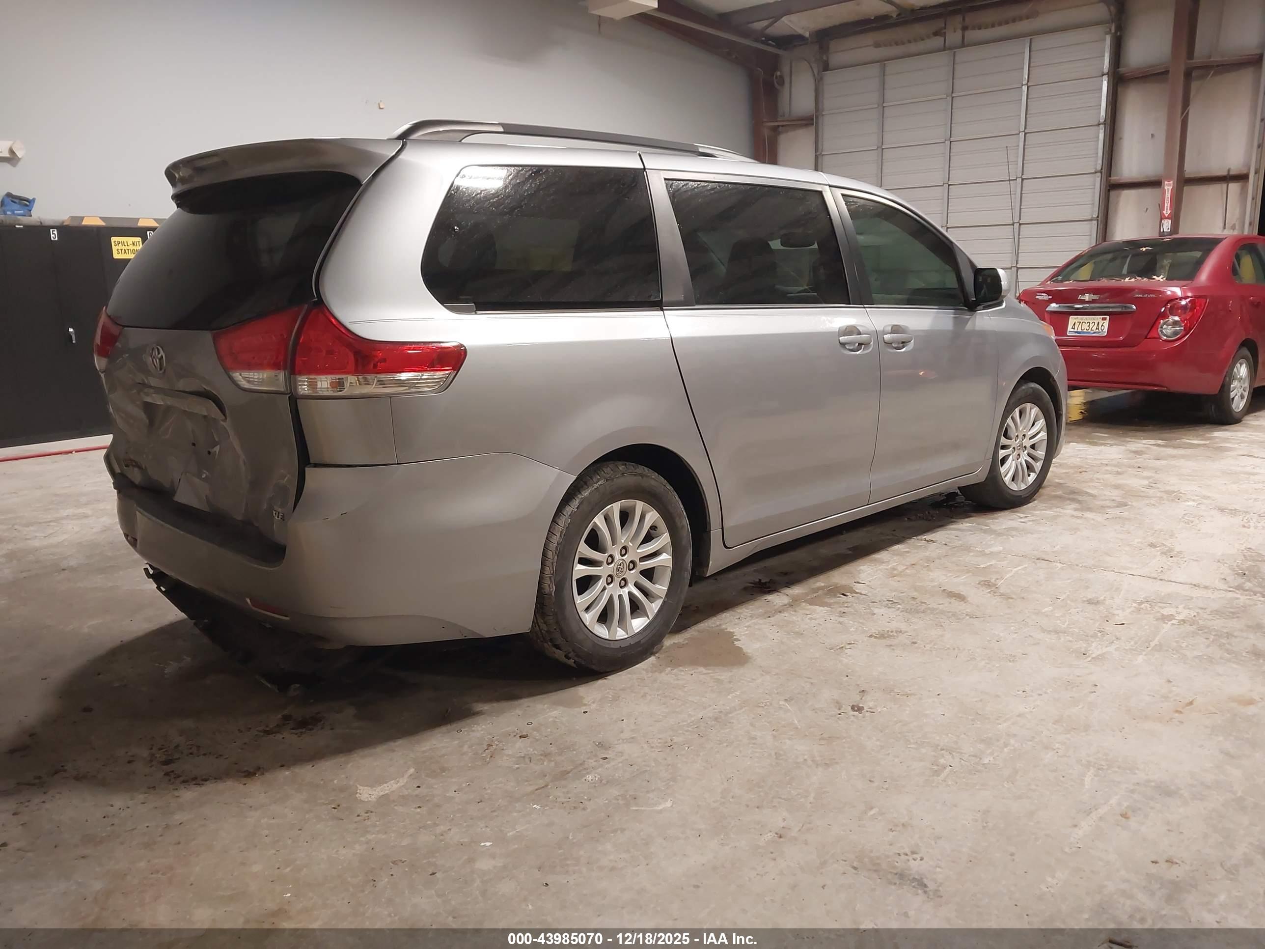 TOYOTA SIENNA image 4