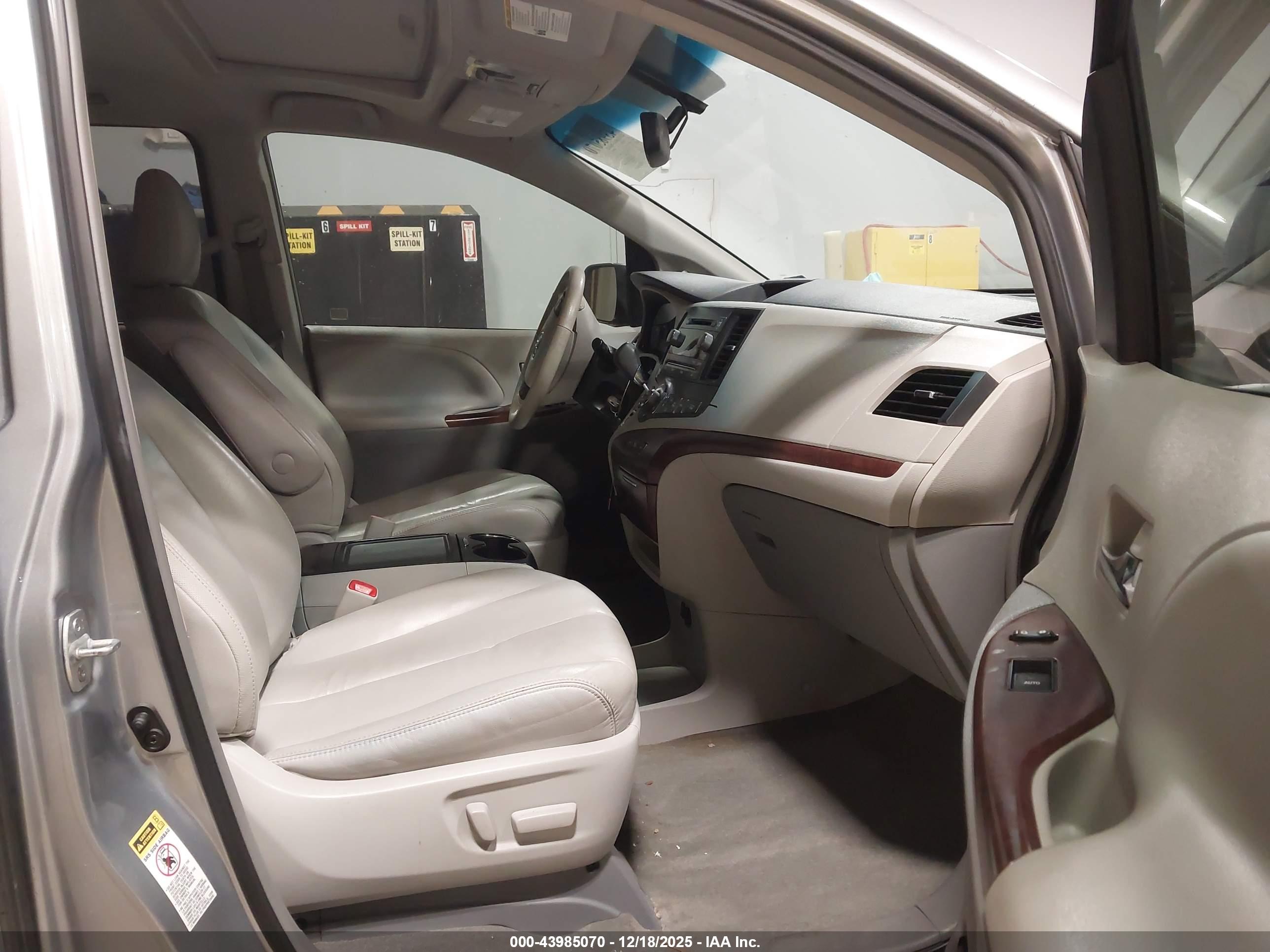 TOYOTA SIENNA image 5