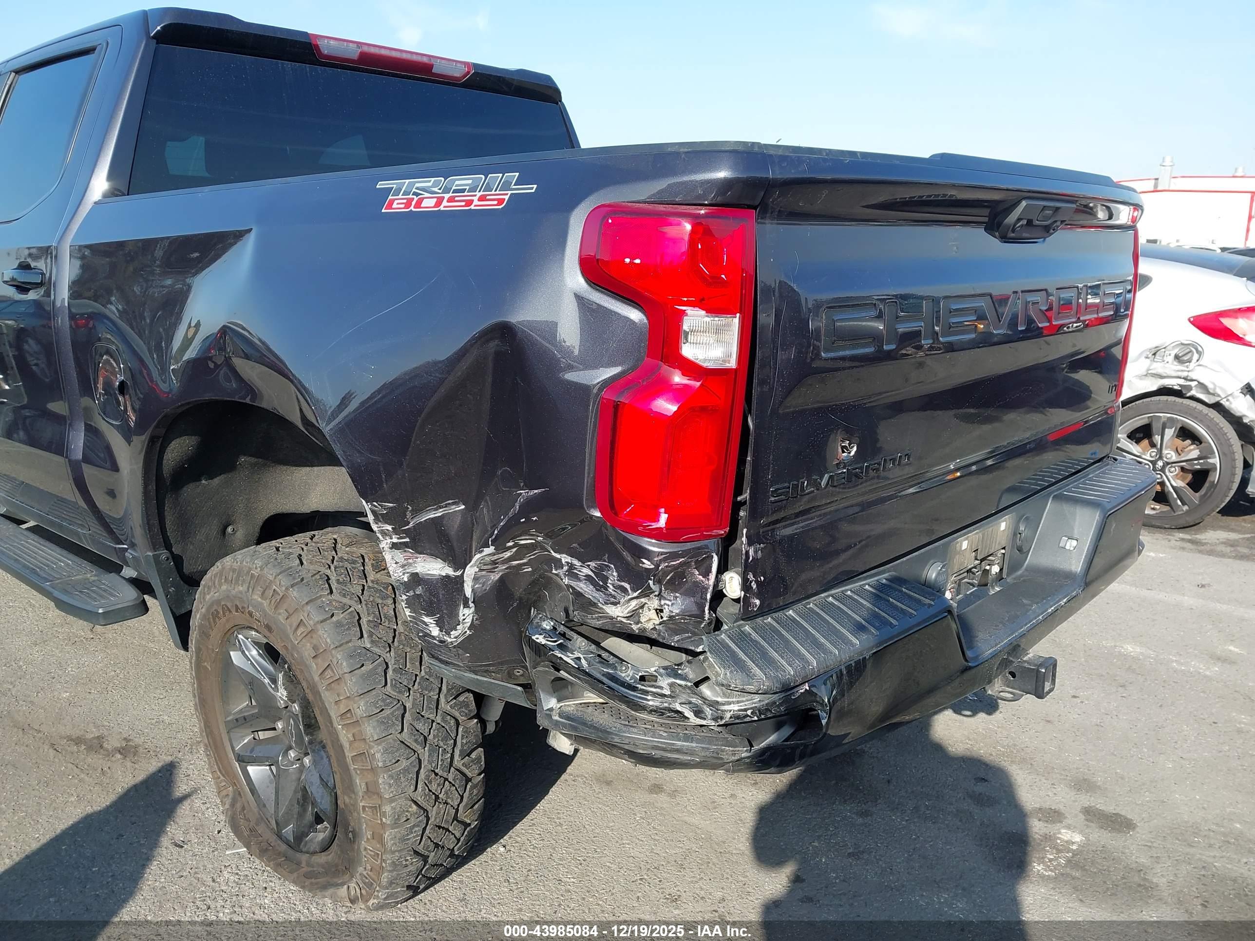 CHEVROLET SILVERADO image 6