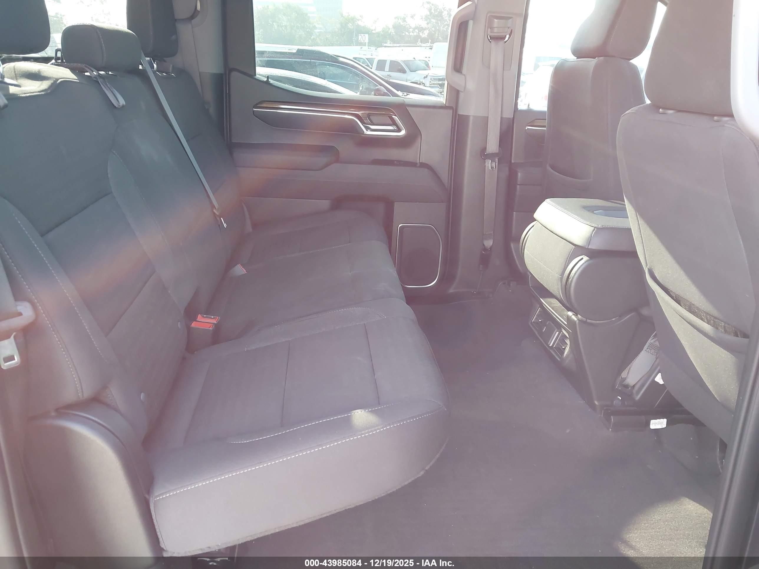 CHEVROLET SILVERADO image 8