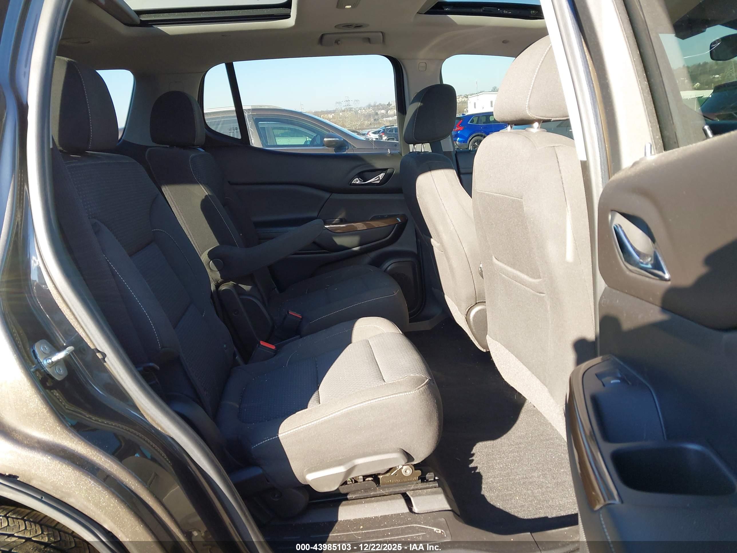 GMC ACADIA image 8