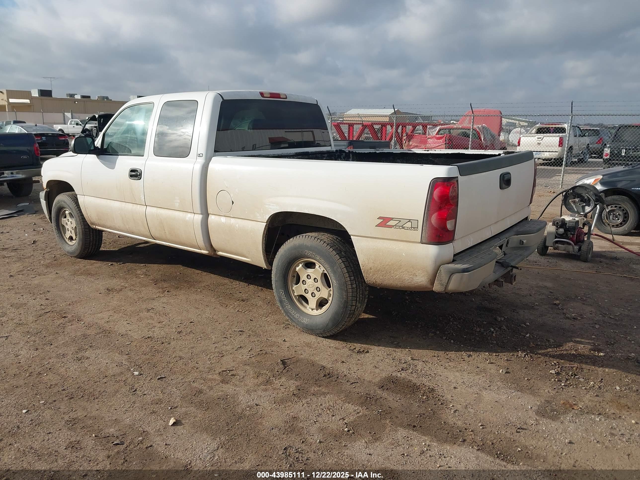 CHEVROLET SILVERADO image 3