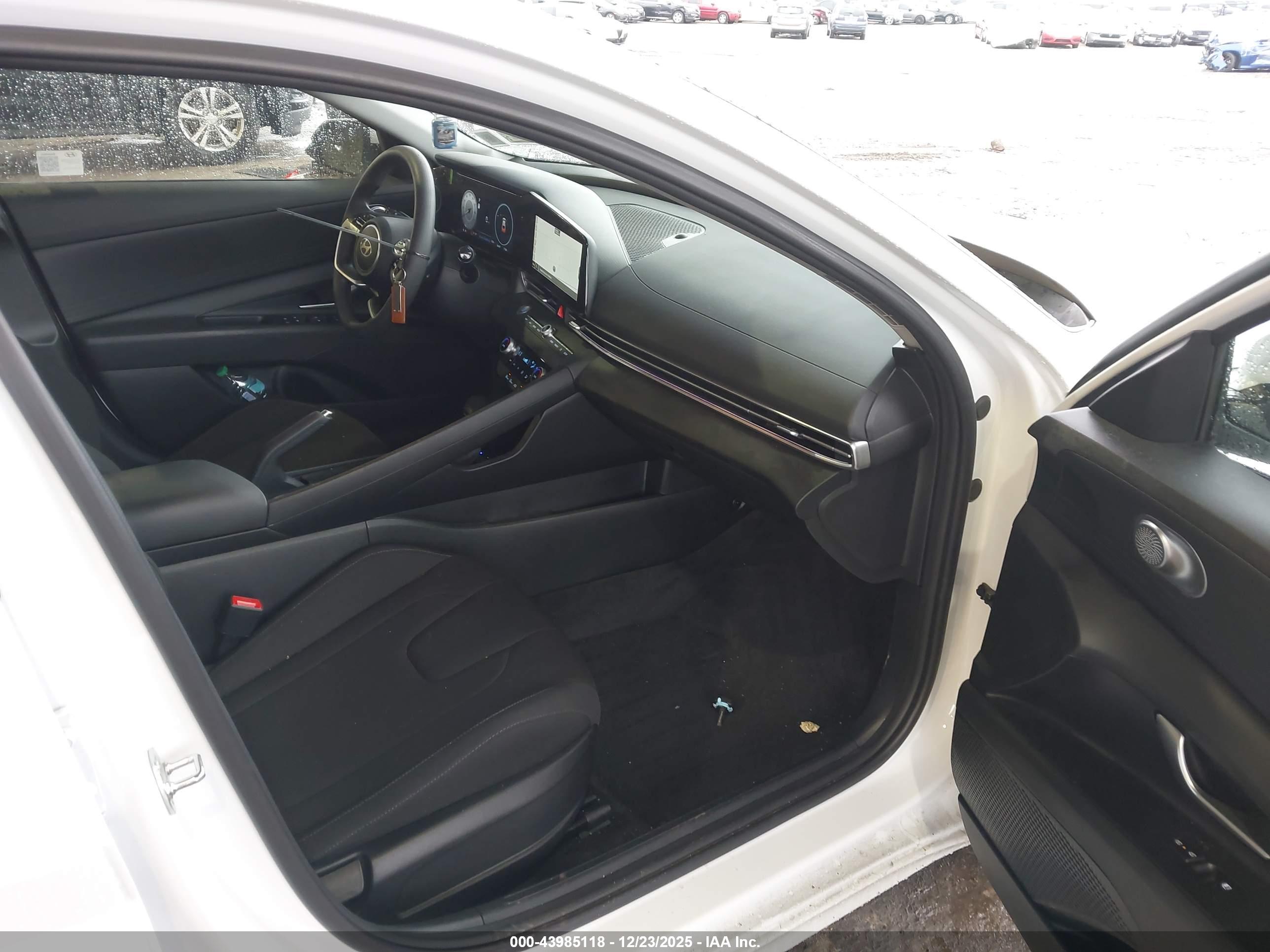 HYUNDAI ELANTRA image 5