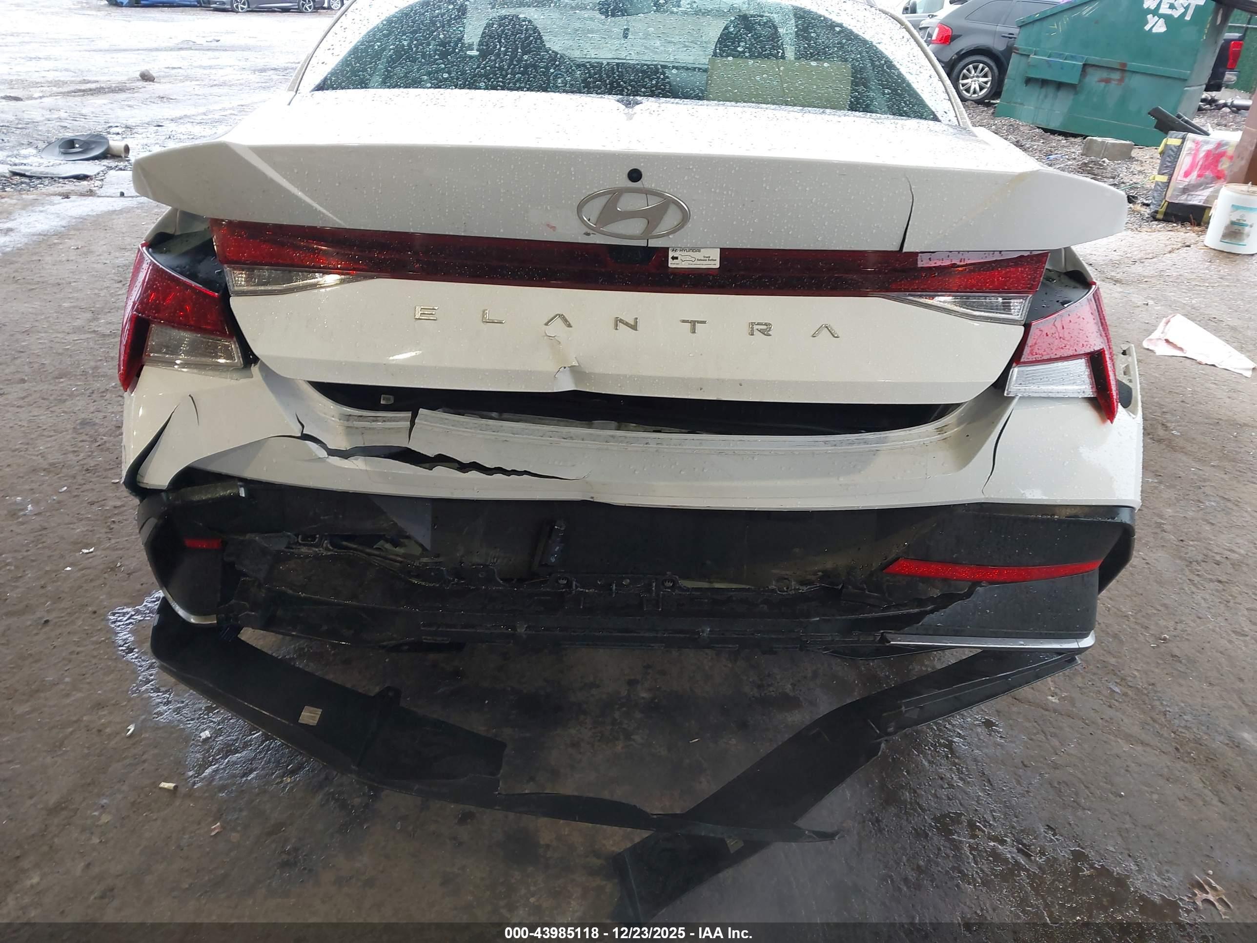 HYUNDAI ELANTRA image 6