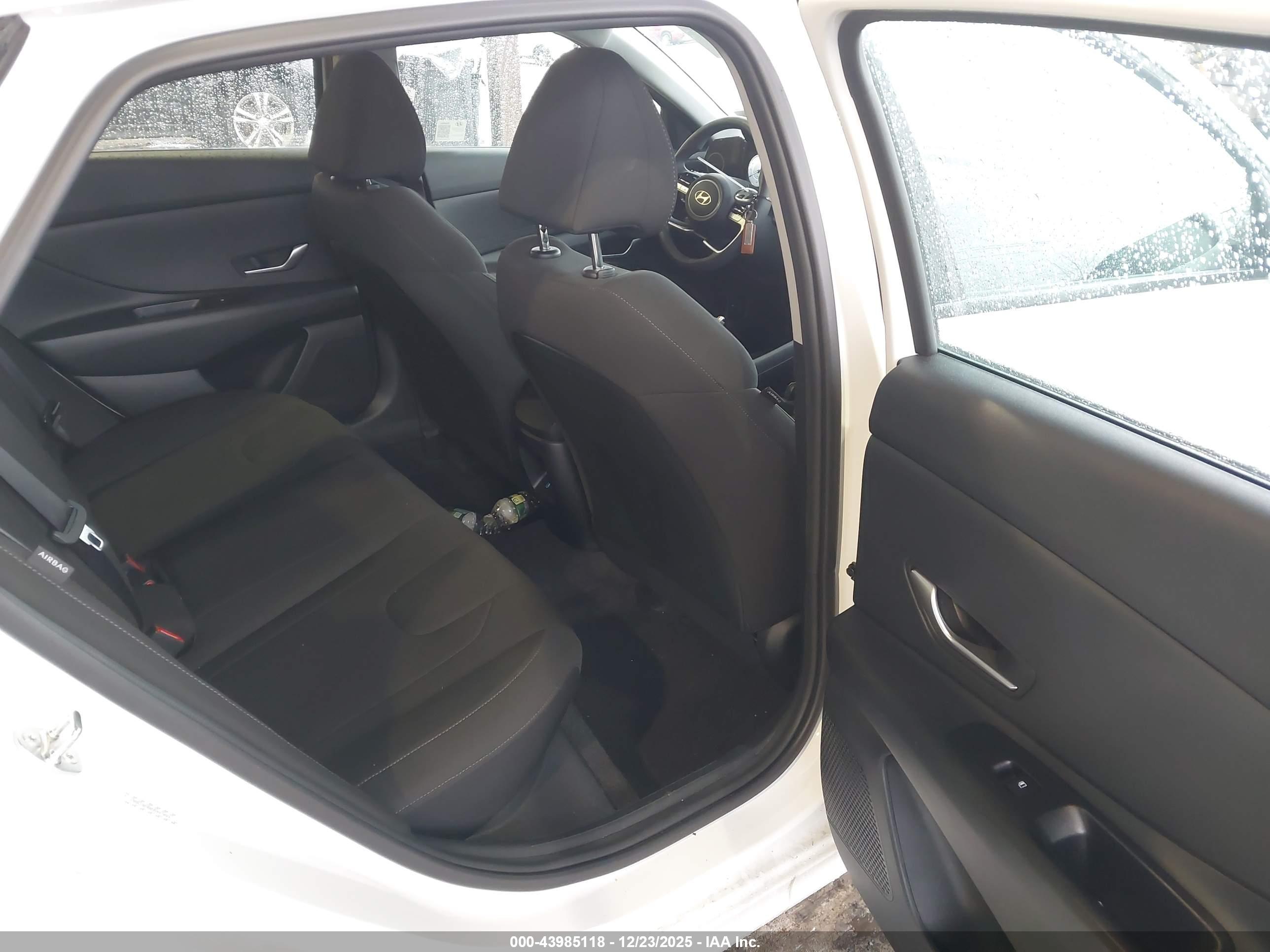 HYUNDAI ELANTRA image 8