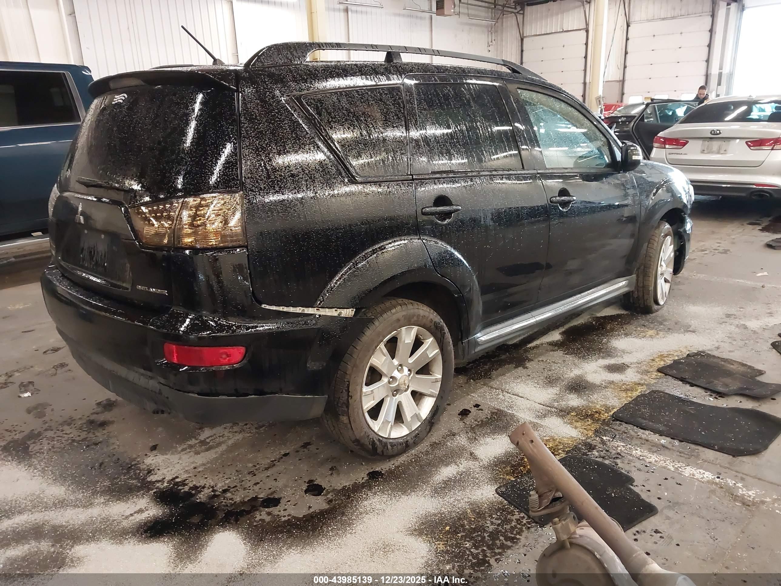 MITSUBISHI OUTLANDER image 4